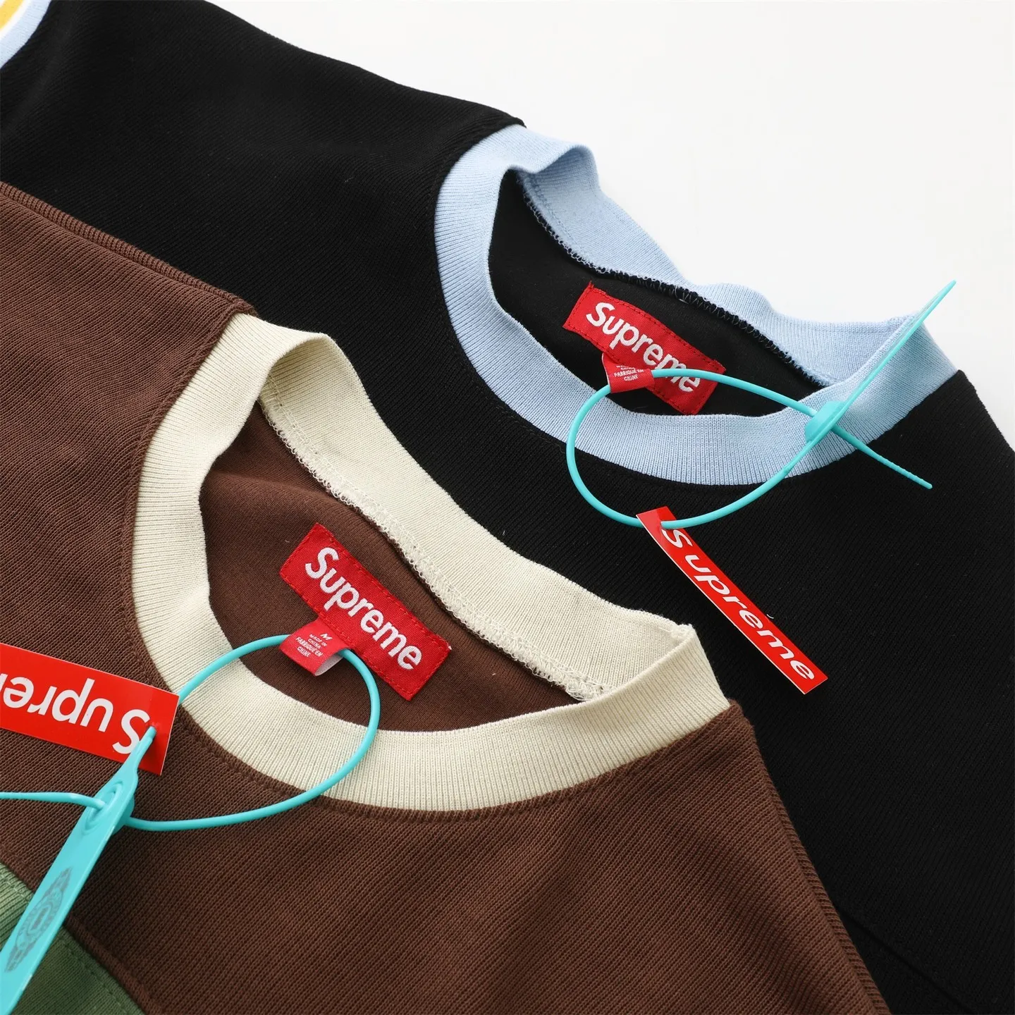 S626💰p220 Supreme SS25 WEEK8 Split S/S Football Top patchwork pattern ribbed round neck short-sleeved American trendy football jersey for men and women. Original purchase and development! The color matching thread is customized at 1:1, and the accessories and details are all in place!  Color: Black Green Size: S M L