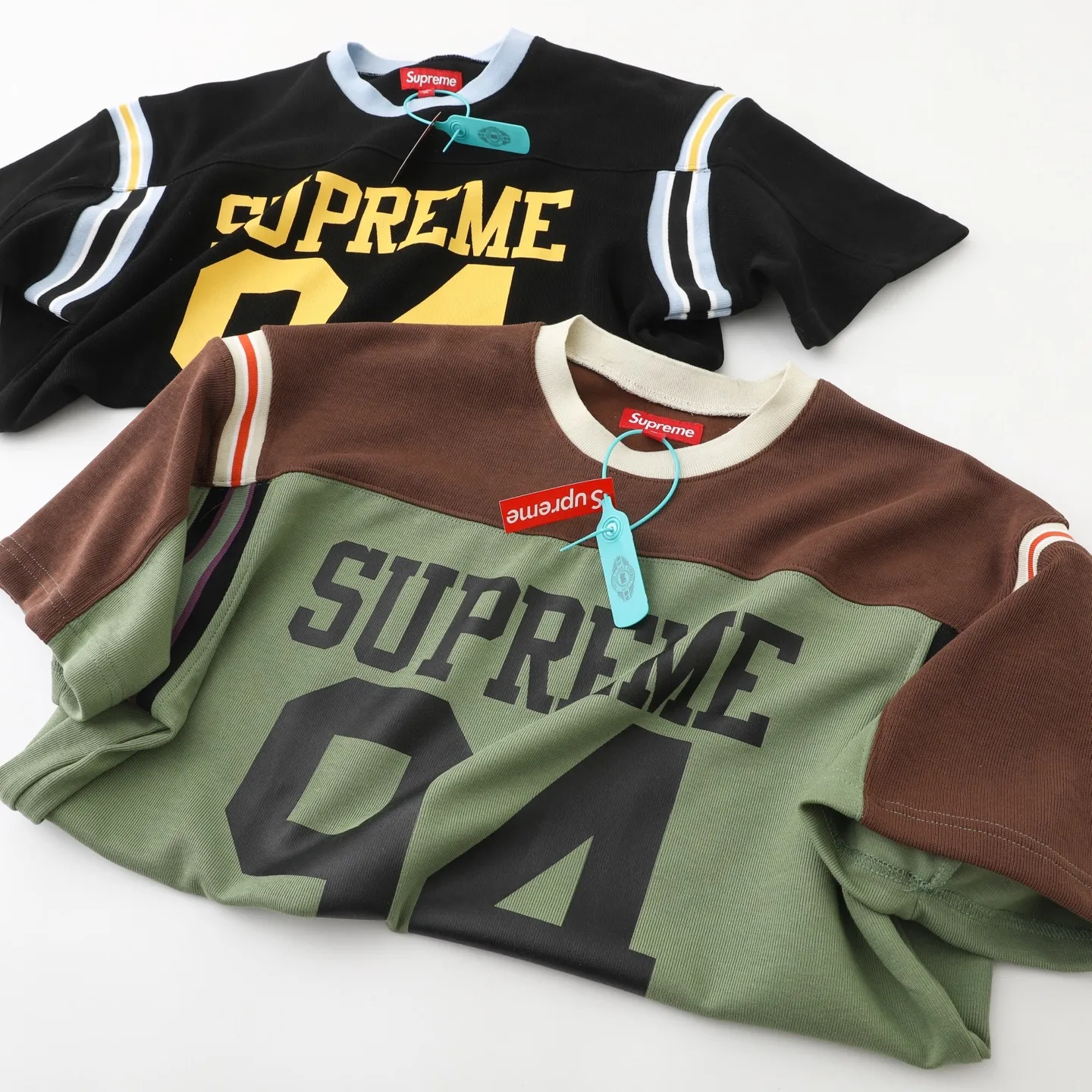 S626💰p220 Supreme SS25 WEEK8 Split S/S Football Top patchwork pattern ribbed round neck short-sleeved American trendy football jersey for men and women. Original purchase and development! The color matching thread is customized at 1:1, and the accessories and details are all in place!  Color: Black Green Size: S M L