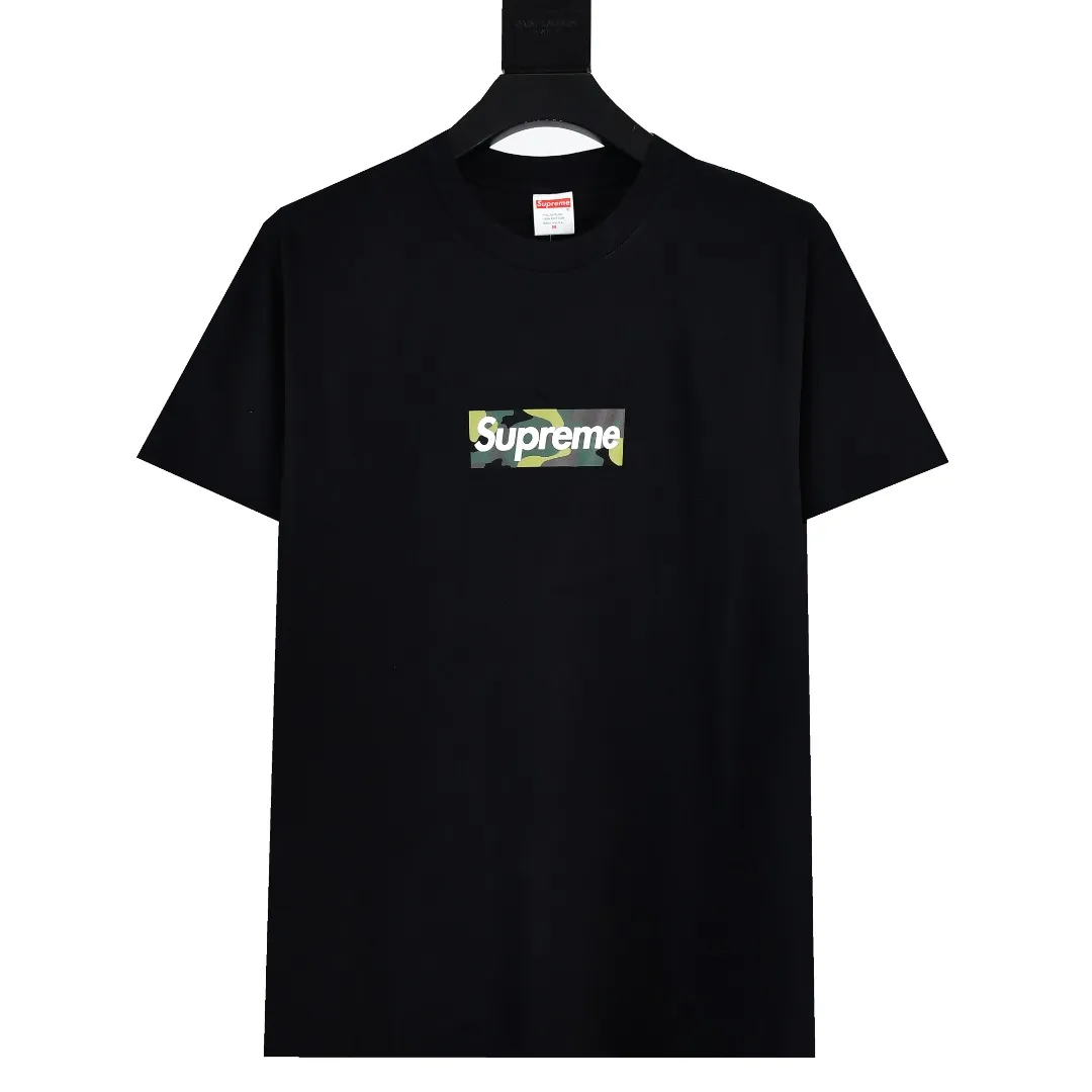 🅿️130 S132 Supreme 23fw camouflage BOX LOGO short-sleeved T-shirt. Refuse to look at pictures to make products. Refuse to compare with wrong versions. Use cylindrical seamless technology (original technology. There are no stitched bones on the side of the clothes. Key points of identification) The fabrics are all custom-woven and dyed, 280g weight, 100% cotton, cylindrical fabric. Cylindrical fabric is a knitted fabric woven with a cylinder loom. The needles are distributed in a cylindrical shape on the fuselage. The gray fabric is a large cylinder, which needs to be opened and shaped before it can be used further. There are no slits on the side of the clothes, so there is no washing label on the side of ordinary short-sleeves. There is only one collar label behind the neck. The printing uses thermosetting ink printing imported from Belgium (different from conventional thermal transfer printing), also known as plastic ink, or self-adhesive ink. Its ingredients are: mainly composed of polyvinyl chloride (PVC) and phthalates. PVC and phthalates, solid color The thermoset ink is composed of a mixture of agents, stabilizers, and thickeners. It is not the digital direct printing advertised on the market. The printing texture of thermoset ink cannot be achieved by digital direct printing. The collar label has a watermark anti-counterfeiting effect, a real anti-counterfeiting layer, a version with a high probability of passing the inspection, and a high probability of passing the original packaging picture. Size：S-XL