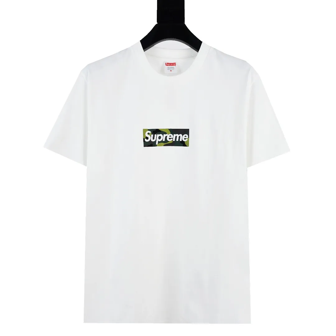 🅿️130 S132 Supreme 23fw camouflage BOX LOGO short-sleeved T-shirt. Refuse to look at pictures to make products. Refuse to compare with wrong versions. Use cylindrical seamless technology (original technology. There are no stitched bones on the side of the clothes. Key points of identification) The fabrics are all custom-woven and dyed, 280g weight, 100% cotton, cylindrical fabric. Cylindrical fabric is a knitted fabric woven with a cylinder loom. The needles are distributed in a cylindrical shape on the fuselage. The gray fabric is a large cylinder, which needs to be opened and shaped before it can be used further. There are no slits on the side of the clothes, so there is no washing label on the side of ordinary short-sleeves. There is only one collar label behind the neck. The printing uses thermosetting ink printing imported from Belgium (different from conventional thermal transfer printing), also known as plastic ink, or self-adhesive ink. Its ingredients are: mainly composed of polyvinyl chloride (PVC) and phthalates. PVC and phthalates, solid color The thermoset ink is composed of a mixture of agents, stabilizers, and thickeners. It is not the digital direct printing advertised on the market. The printing texture of thermoset ink cannot be achieved by digital direct printing. The collar label has a watermark anti-counterfeiting effect, a real anti-counterfeiting layer, a version with a high probability of passing the inspection, and a high probability of passing the original packaging picture. Size：S-XL