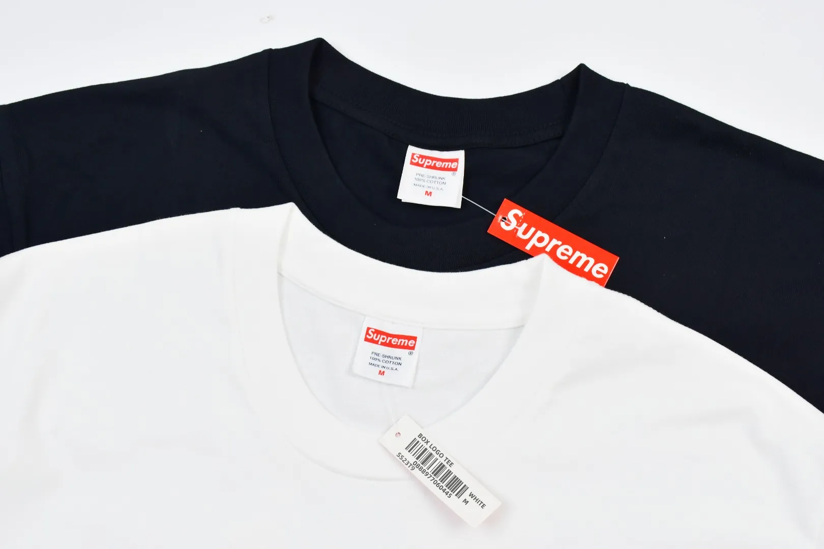 🅿️130 S132 Supreme 23fw camouflage BOX LOGO short-sleeved T-shirt. Refuse to look at pictures to make products. Refuse to compare with wrong versions. Use cylindrical seamless technology (original technology. There are no stitched bones on the side of the clothes. Key points of identification) The fabrics are all custom-woven and dyed, 280g weight, 100% cotton, cylindrical fabric. Cylindrical fabric is a knitted fabric woven with a cylinder loom. The needles are distributed in a cylindrical shape on the fuselage. The gray fabric is a large cylinder, which needs to be opened and shaped before it can be used further. There are no slits on the side of the clothes, so there is no washing label on the side of ordinary short-sleeves. There is only one collar label behind the neck. The printing uses thermosetting ink printing imported from Belgium (different from conventional thermal transfer printing), also known as plastic ink, or self-adhesive ink. Its ingredients are: mainly composed of polyvinyl chloride (PVC) and phthalates. PVC and phthalates, solid color The thermoset ink is composed of a mixture of agents, stabilizers, and thickeners. It is not the digital direct printing advertised on the market. The printing texture of thermoset ink cannot be achieved by digital direct printing. The collar label has a watermark anti-counterfeiting effect, a real anti-counterfeiting layer, a version with a high probability of passing the inspection, and a high probability of passing the original packaging picture. Size：S-XL