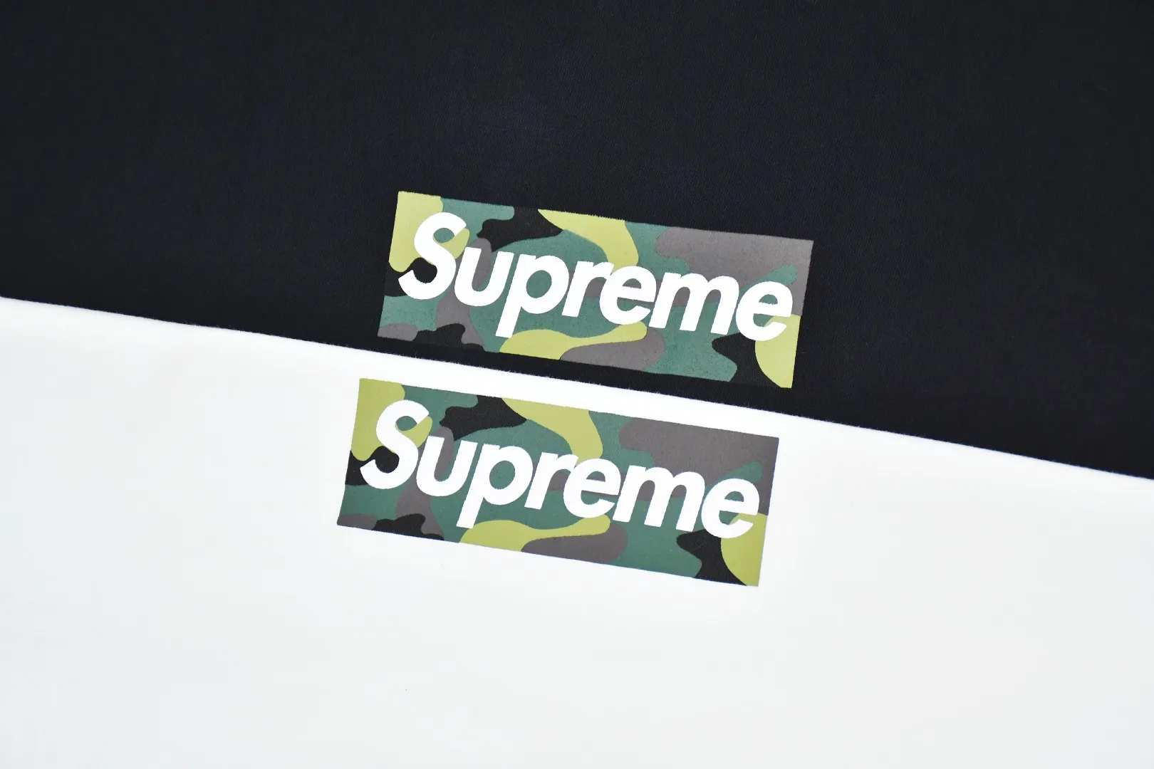 🅿️130 S132 Supreme 23fw camouflage BOX LOGO short-sleeved T-shirt. Refuse to look at pictures to make products. Refuse to compare with wrong versions. Use cylindrical seamless technology (original technology. There are no stitched bones on the side of the clothes. Key points of identification) The fabrics are all custom-woven and dyed, 280g weight, 100% cotton, cylindrical fabric. Cylindrical fabric is a knitted fabric woven with a cylinder loom. The needles are distributed in a cylindrical shape on the fuselage. The gray fabric is a large cylinder, which needs to be opened and shaped before it can be used further. There are no slits on the side of the clothes, so there is no washing label on the side of ordinary short-sleeves. There is only one collar label behind the neck. The printing uses thermosetting ink printing imported from Belgium (different from conventional thermal transfer printing), also known as plastic ink, or self-adhesive ink. Its ingredients are: mainly composed of polyvinyl chloride (PVC) and phthalates. PVC and phthalates, solid color The thermoset ink is composed of a mixture of agents, stabilizers, and thickeners. It is not the digital direct printing advertised on the market. The printing texture of thermoset ink cannot be achieved by digital direct printing. The collar label has a watermark anti-counterfeiting effect, a real anti-counterfeiting layer, a version with a high probability of passing the inspection, and a high probability of passing the original packaging picture. Size：S-XL