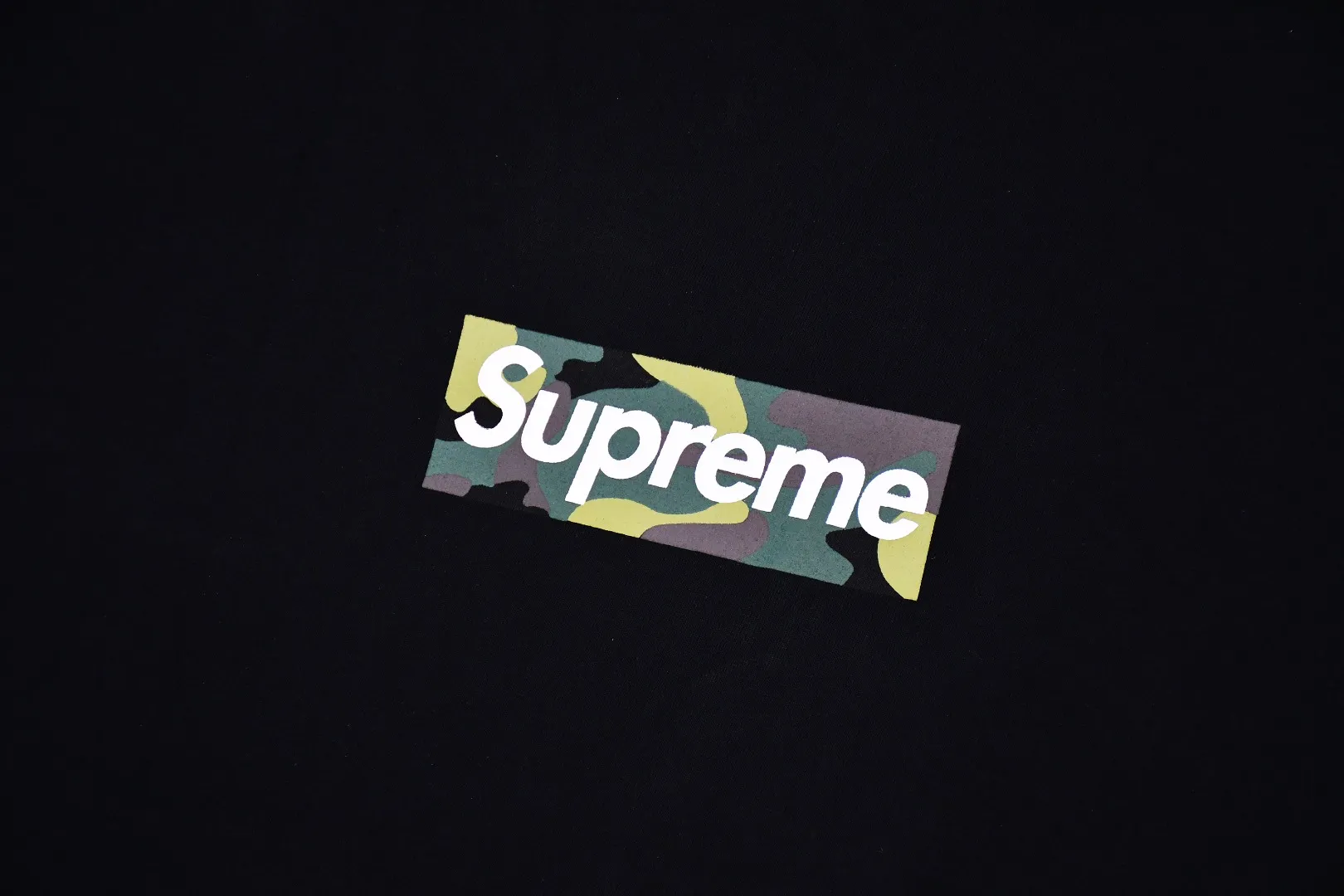 🅿️130 S132 Supreme 23fw camouflage BOX LOGO short-sleeved T-shirt. Refuse to look at pictures to make products. Refuse to compare with wrong versions. Use cylindrical seamless technology (original technology. There are no stitched bones on the side of the clothes. Key points of identification) The fabrics are all custom-woven and dyed, 280g weight, 100% cotton, cylindrical fabric. Cylindrical fabric is a knitted fabric woven with a cylinder loom. The needles are distributed in a cylindrical shape on the fuselage. The gray fabric is a large cylinder, which needs to be opened and shaped before it can be used further. There are no slits on the side of the clothes, so there is no washing label on the side of ordinary short-sleeves. There is only one collar label behind the neck. The printing uses thermosetting ink printing imported from Belgium (different from conventional thermal transfer printing), also known as plastic ink, or self-adhesive ink. Its ingredients are: mainly composed of polyvinyl chloride (PVC) and phthalates. PVC and phthalates, solid color The thermoset ink is composed of a mixture of agents, stabilizers, and thickeners. It is not the digital direct printing advertised on the market. The printing texture of thermoset ink cannot be achieved by digital direct printing. The collar label has a watermark anti-counterfeiting effect, a real anti-counterfeiting layer, a version with a high probability of passing the inspection, and a high probability of passing the original packaging picture. Size：S-XL