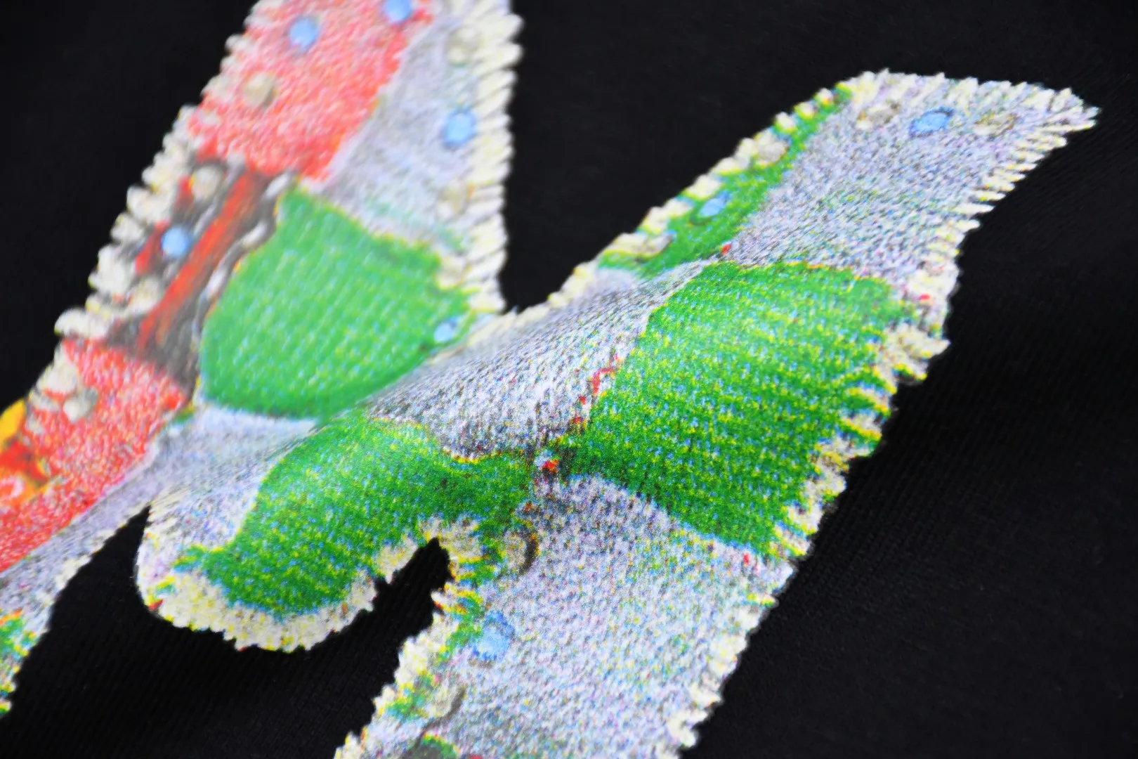 🅿️130 S155 top version Supreme 24SS Patchwork Tee T-shirt with colorful logo letters printed on the back. Refuse to look at pictures to make products. Refuse to compare wrong versions. Use cylindrical seamless technology (original technology. There are no stitched bones on the side of the clothes. Key points of identification) The fabrics are all custom-woven and dyed, 280g weight, 100% cotton, cylindrical fabric. Cylindrical fabric is a knitted fabric woven with a cylinder loom. The needles are distributed in a cylindrical shape on the fuselage. The gray fabric is a large cylinder, which needs to be opened and shaped before it can be used further. There are no slits on the side of the clothes, so there is no washing label on the side of ordinary short-sleeves. There is only one collar label behind the neck. The printing uses thermosetting ink printing imported from Belgium (different from conventional thermal transfer printing), also known as plastic ink, or self-adhesive ink. Its ingredients are: mainly composed of polyvinyl chloride (PVC) and phthalates. PVC and phthalates, solid color The thermoset ink is composed of a mixture of agents, stabilizers, and thickeners. It is not the digital direct printing advertised on the market. The printing texture of thermoset ink cannot be achieved by digital direct printing. The collar label has a watermark anti-counterfeiting effect, a real anti-counterfeiting layer, a version with a high probability of passing the inspection, and a high probability of passing the original packaging picture. Size：S-XL