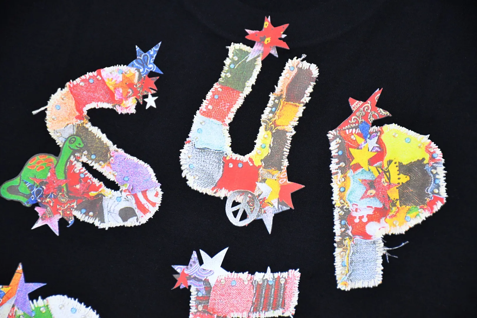 🅿️130 S155 top version Supreme 24SS Patchwork Tee T-shirt with colorful logo letters printed on the back. Refuse to look at pictures to make products. Refuse to compare wrong versions. Use cylindrical seamless technology (original technology. There are no stitched bones on the side of the clothes. Key points of identification) The fabrics are all custom-woven and dyed, 280g weight, 100% cotton, cylindrical fabric. Cylindrical fabric is a knitted fabric woven with a cylinder loom. The needles are distributed in a cylindrical shape on the fuselage. The gray fabric is a large cylinder, which needs to be opened and shaped before it can be used further. There are no slits on the side of the clothes, so there is no washing label on the side of ordinary short-sleeves. There is only one collar label behind the neck. The printing uses thermosetting ink printing imported from Belgium (different from conventional thermal transfer printing), also known as plastic ink, or self-adhesive ink. Its ingredients are: mainly composed of polyvinyl chloride (PVC) and phthalates. PVC and phthalates, solid color The thermoset ink is composed of a mixture of agents, stabilizers, and thickeners. It is not the digital direct printing advertised on the market. The printing texture of thermoset ink cannot be achieved by digital direct printing. The collar label has a watermark anti-counterfeiting effect, a real anti-counterfeiting layer, a version with a high probability of passing the inspection, and a high probability of passing the original packaging picture. Size：S-XL