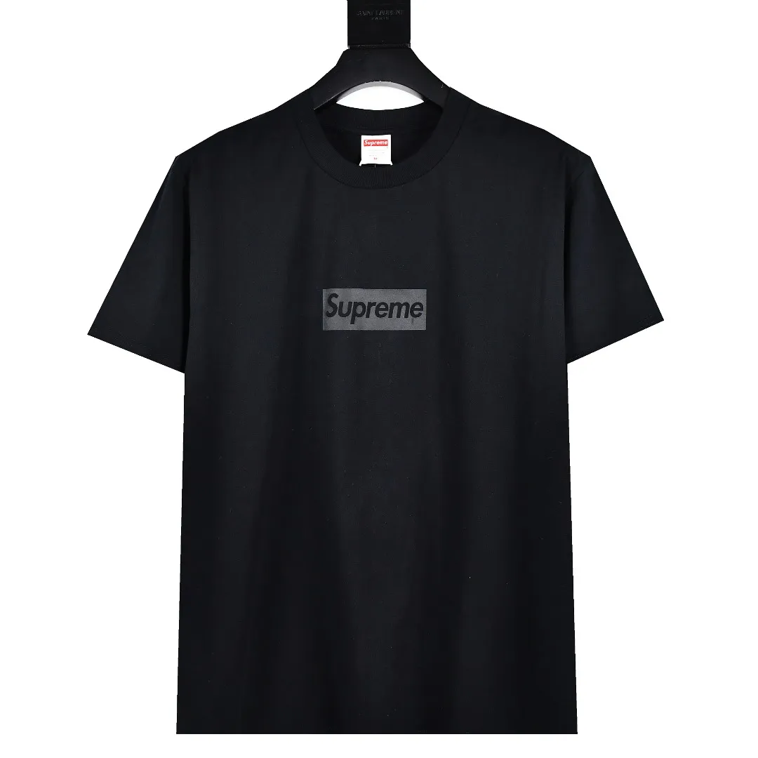 🅿️120 S88 top version Supreme 23SS Tonal Box Logo Tee Bogo short-sleeved T-shirt in the same color. For those of us who focus on top-level Sup products, this short-sleeved one is naturally available. It adopts cylindrical seamless technology (original technology, there are no stitched bones on the side of the clothes, the key point of identification) The fabrics are all custom-woven and dyed, 280g weight, 100% cotton, cylindrical fabric. Cylindrical fabric is a knitted fabric woven with a cylinder loom. The needles are distributed in a cylindrical shape on the fuselage. The gray fabric is a large cylinder, which needs to be opened and shaped before further use. There is no slit on the side of the clothes, so there is no washing label on the side of ordinary short-sleeves. There is only one collar label behind the neck. The printing is printed with thermosetting ink, also known as plastic. Ink, or self-adhesive ink, contains ingredients: mainly composed of polyvinyl chloride (PVC) and phthalates. PVC and phthalates, fixing agents, stabilizers, and thickeners are mixed to form a thermal ink. Solid ink is not the digital direct printing advertised on the market. The printing texture of thermoset ink is something that digital direct printing cannot achieve. The collar label has a watermark anti-counterfeiting effect, a real anti-counterfeiting layer, a probability of passing the version, and a high probability of passing the original packaging picture. Size：S-XL