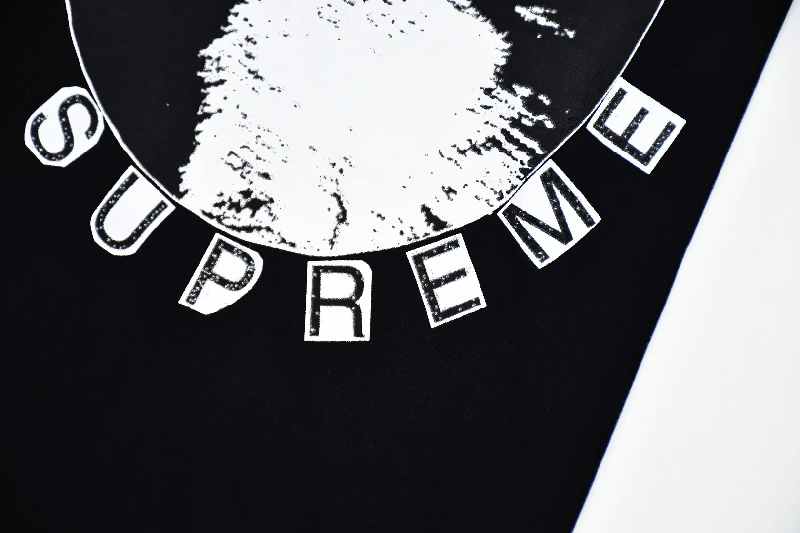 🅿️126 S135 Supreme 23ss Business Devil's Deal Contract printed T-shirt. Refuse to make products based on pictures. Refuse to compare with wrong versions. Use cylinder seamless process (original process, no stitching bone on the side of the clothes, key points of identification) The fabrics are all custom-woven and dyed, 280g weight, 100% cotton, cylindrical fabric. Cylindrical fabric is a knitted fabric woven with a cylinder loom. The needles are distributed in a cylindrical shape on the fuselage. The gray fabric is a large cylinder, which needs to be opened and shaped before it can be used further. There are no slits on the side of the clothes, so there is no washing label on the side of ordinary short-sleeves. There is only one collar label behind the neck. The printing uses thermosetting ink printing imported from Belgium (different from conventional thermal transfer printing), also known as plastic ink, or self-adhesive ink. Its ingredients are: mainly composed of polyvinyl chloride (PVC) and phthalates. PVC and phthalates, solid color The thermoset ink is composed of a mixture of agents, stabilizers, and thickeners. It is not the digital direct printing advertised on the market. The printing texture of thermoset ink cannot be achieved by digital direct printing. The collar label has a watermark anti-counterfeiting effect, a real anti-counterfeiting layer, a version with a high probability of passing the inspection, and a high probability of passing the original packaging picture. Size：S-XL
