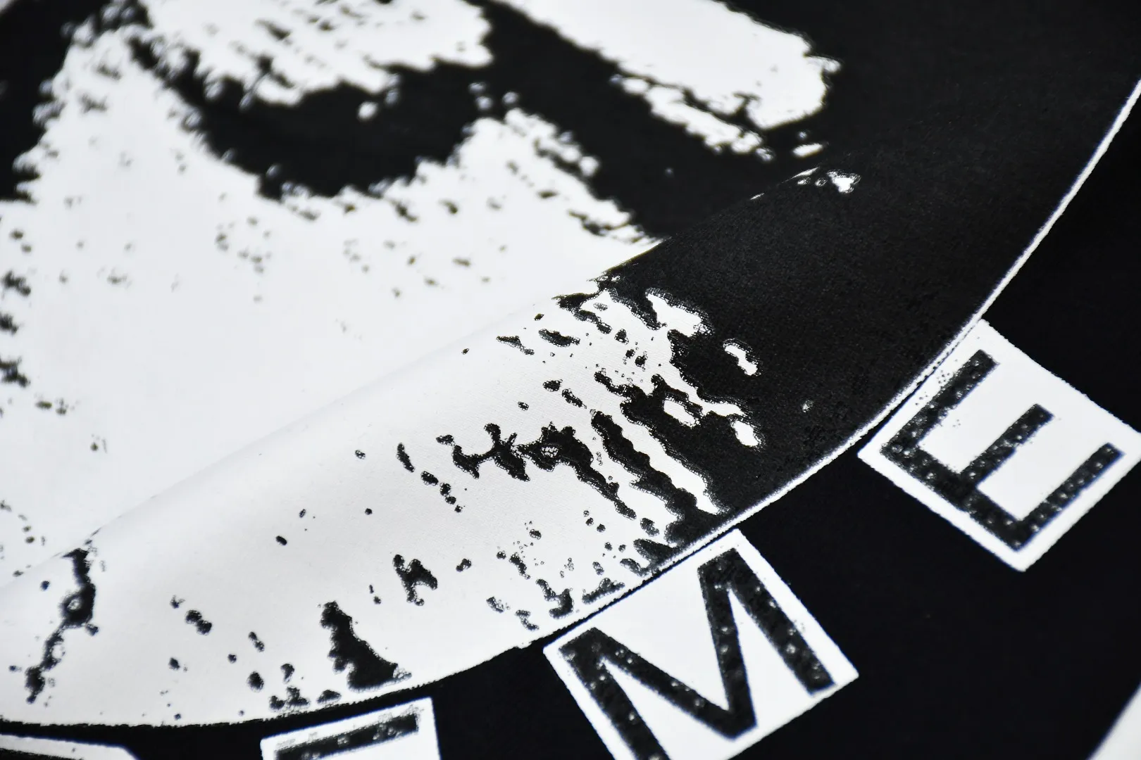 🅿️126 S135 Supreme 23ss Business Devil's Deal Contract printed T-shirt. Refuse to make products based on pictures. Refuse to compare with wrong versions. Use cylinder seamless process (original process, no stitching bone on the side of the clothes, key points of identification) The fabrics are all custom-woven and dyed, 280g weight, 100% cotton, cylindrical fabric. Cylindrical fabric is a knitted fabric woven with a cylinder loom. The needles are distributed in a cylindrical shape on the fuselage. The gray fabric is a large cylinder, which needs to be opened and shaped before it can be used further. There are no slits on the side of the clothes, so there is no washing label on the side of ordinary short-sleeves. There is only one collar label behind the neck. The printing uses thermosetting ink printing imported from Belgium (different from conventional thermal transfer printing), also known as plastic ink, or self-adhesive ink. Its ingredients are: mainly composed of polyvinyl chloride (PVC) and phthalates. PVC and phthalates, solid color The thermoset ink is composed of a mixture of agents, stabilizers, and thickeners. It is not the digital direct printing advertised on the market. The printing texture of thermoset ink cannot be achieved by digital direct printing. The collar label has a watermark anti-counterfeiting effect, a real anti-counterfeiting layer, a version with a high probability of passing the inspection, and a high probability of passing the original packaging picture. Size：S-XL