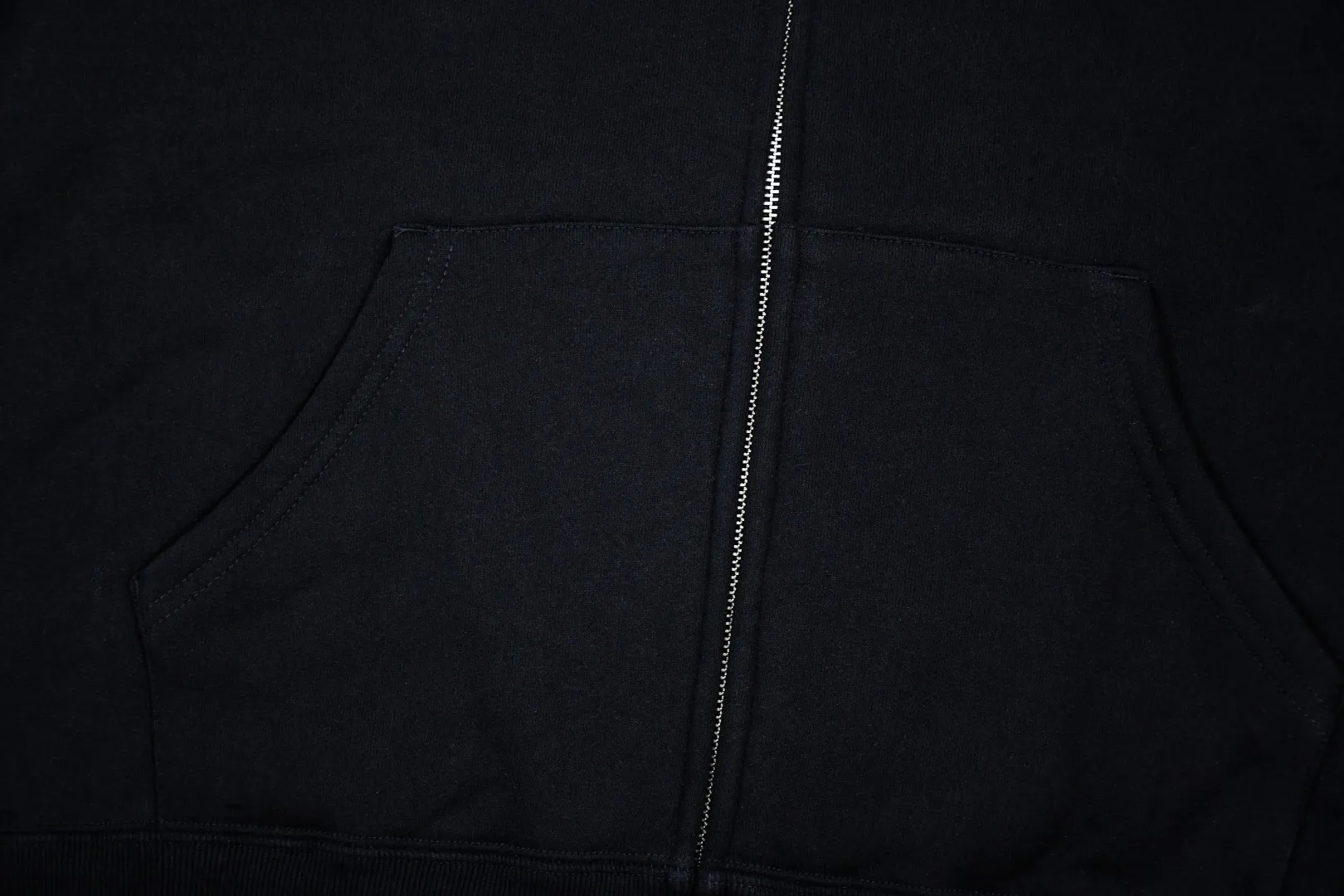 🅿️330 S278 top version Supreme 24FW Small Box small label embroidered zipper cardigan sweatshirt 1. Fabric: According to ZP testing, custom woven and dyed, pure cotton 460G fleece main fabric 2. Process: Imported Behringer embroidery machine operation, exquisite and perfect presentation 3. Hem and cuffs: Customized color matching thread adopts 520G non-elastic thread (Low-end goods use elastic threads to cause the hem and cuffs to appear wavy) 4. Customized ZP YKK zipper/main label/wash label/tag/packaging bag (equipped with an extra-large thickened handbag) Size: S~XL