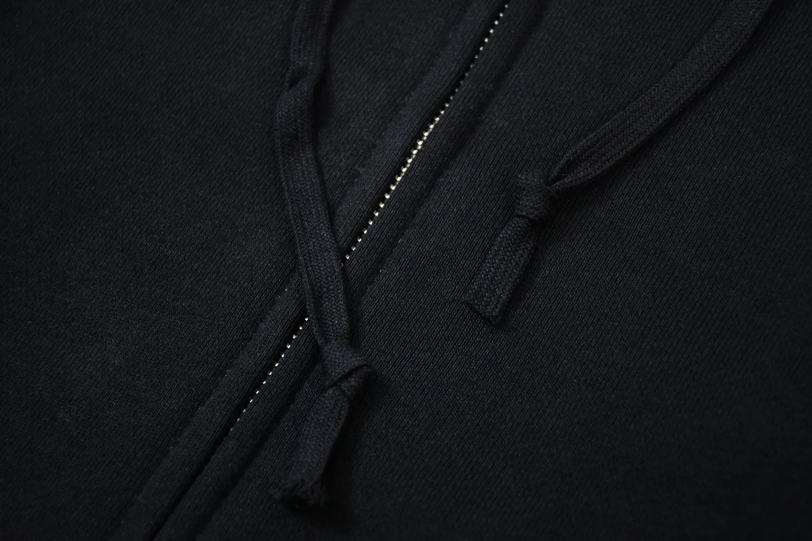 🅿️330 S278 top version Supreme 24FW Small Box small label embroidered zipper cardigan sweatshirt 1. Fabric: According to ZP testing, custom woven and dyed, pure cotton 460G fleece main fabric 2. Process: Imported Behringer embroidery machine operation, exquisite and perfect presentation 3. Hem and cuffs: Customized color matching thread adopts 520G non-elastic thread (Low-end goods use elastic threads to cause the hem and cuffs to appear wavy) 4. Customized ZP YKK zipper/main label/wash label/tag/packaging bag (equipped with an extra-large thickened handbag) Size: S~XL