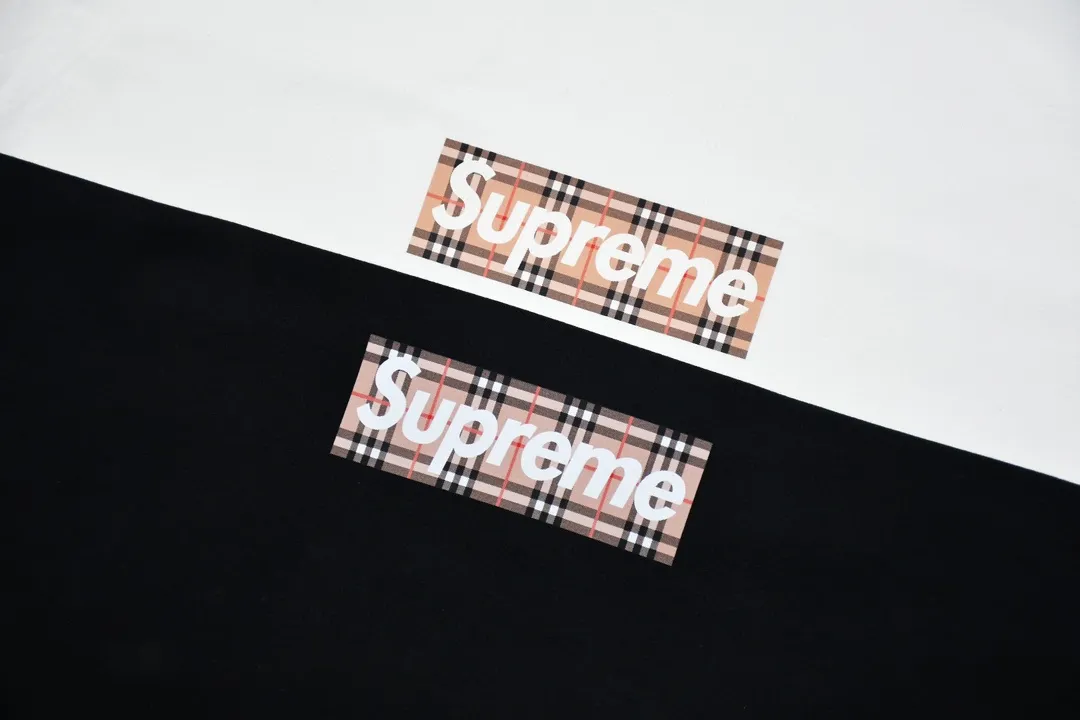 #S21 P110💰 Supreme SS22 Week 3 x Burberry co-branded Box Logo Tee Logo printed round neck comfortable short-sleeved T-shirt. The same style for men and women is made of 260g combed cotton double yarn. From fabrics to accessories, all three standards are complete and follow ZP. Imported Matsui company slurry printing will never crack. The whole piece is made of three-needle five-thread technology. The neckline-shoulder seam-sleeve seam is double-lined, which looks more three-dimensional and textured.) The same process as the original version, classic version Feel free to compare zp. The whole piece is made using three-needle five-thread craftsmanship. The neckline-shoulder seam-sleeve seam is double-threaded, which looks more three-dimensional and textured.) It has the same craftsmanship as the original original, classic version. Color: black and white. Size: S M L XL XXL.