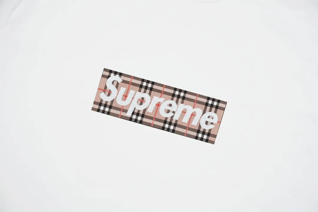 #S21 P110💰 Supreme SS22 Week 3 x Burberry co-branded Box Logo Tee Logo printed round neck comfortable short-sleeved T-shirt. The same style for men and women is made of 260g combed cotton double yarn. From fabrics to accessories, all three standards are complete and follow ZP. Imported Matsui company slurry printing will never crack. The whole piece is made of three-needle five-thread technology. The neckline-shoulder seam-sleeve seam is double-lined, which looks more three-dimensional and textured.) The same process as the original version, classic version Feel free to compare zp. The whole piece is made using three-needle five-thread craftsmanship. The neckline-shoulder seam-sleeve seam is double-threaded, which looks more three-dimensional and textured.) It has the same craftsmanship as the original original, classic version. Color: black and white. Size: S M L XL XXL.