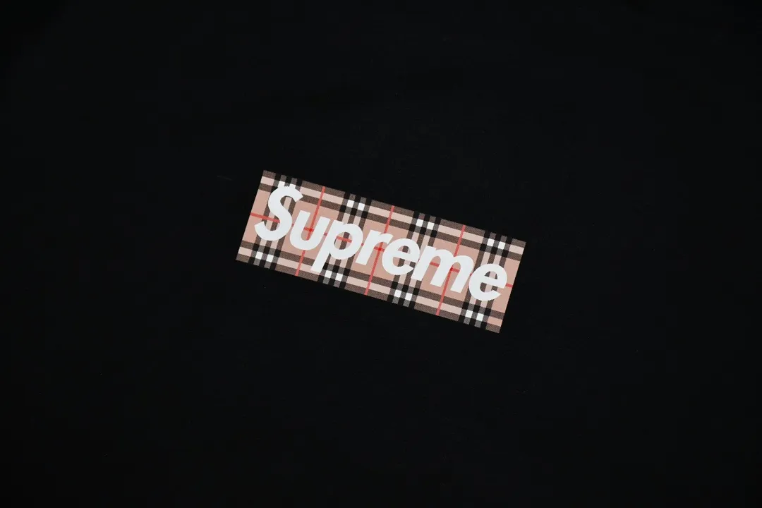 #S21 P110💰 Supreme SS22 Week 3 x Burberry co-branded Box Logo Tee Logo printed round neck comfortable short-sleeved T-shirt. The same style for men and women is made of 260g combed cotton double yarn. From fabrics to accessories, all three standards are complete and follow ZP. Imported Matsui company slurry printing will never crack. The whole piece is made of three-needle five-thread technology. The neckline-shoulder seam-sleeve seam is double-lined, which looks more three-dimensional and textured.) The same process as the original version, classic version Feel free to compare zp. The whole piece is made using three-needle five-thread craftsmanship. The neckline-shoulder seam-sleeve seam is double-threaded, which looks more three-dimensional and textured.) It has the same craftsmanship as the original original, classic version. Color: black and white. Size: S M L XL XXL.