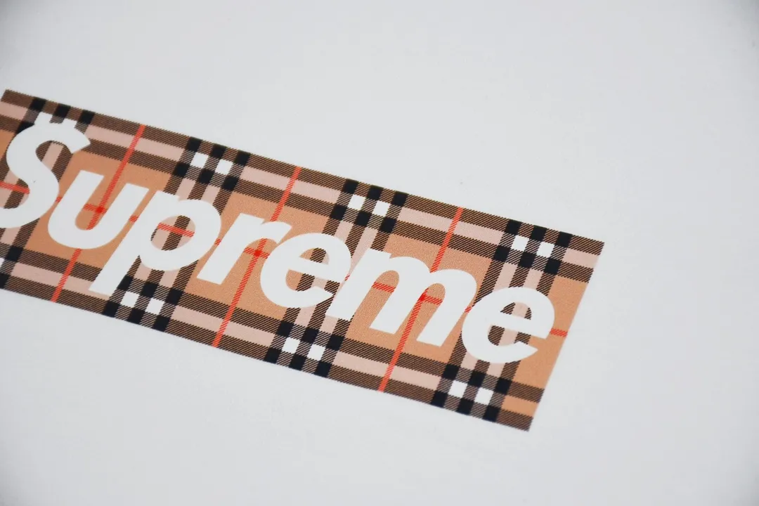 #S21 P110💰 Supreme SS22 Week 3 x Burberry co-branded Box Logo Tee Logo printed round neck comfortable short-sleeved T-shirt. The same style for men and women is made of 260g combed cotton double yarn. From fabrics to accessories, all three standards are complete and follow ZP. Imported Matsui company slurry printing will never crack. The whole piece is made of three-needle five-thread technology. The neckline-shoulder seam-sleeve seam is double-lined, which looks more three-dimensional and textured.) The same process as the original version, classic version Feel free to compare zp. The whole piece is made using three-needle five-thread craftsmanship. The neckline-shoulder seam-sleeve seam is double-threaded, which looks more three-dimensional and textured.) It has the same craftsmanship as the original original, classic version. Color: black and white. Size: S M L XL XXL.