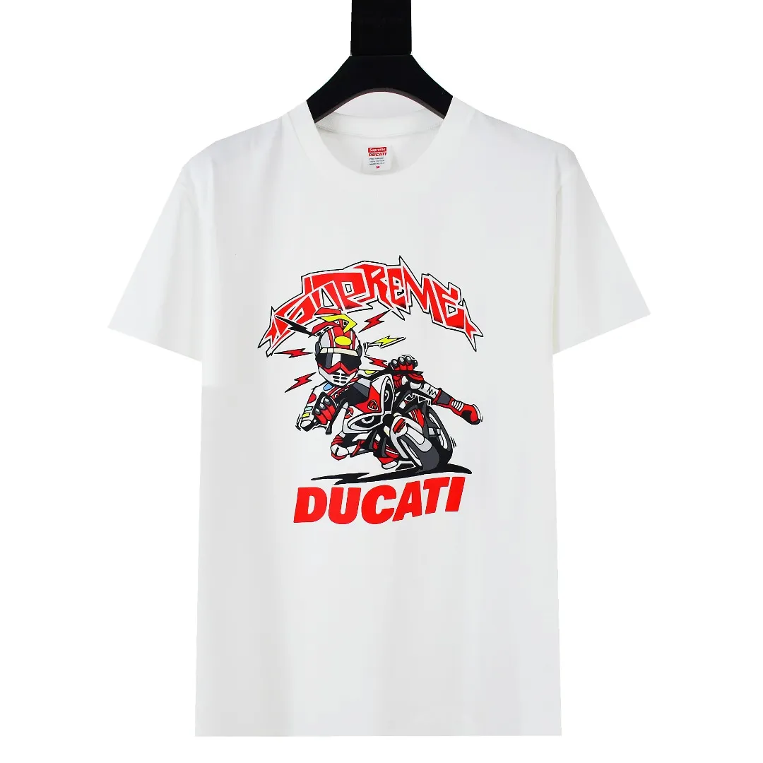 🅿️120 S168 top version Supreme 24ss DUCATI SS24 Ducati co-branded short-sleeved T-shirt. Refuse to look at pictures to make products. Refuse to compare with wrong versions. Use cylinder seamless technology (original technology. There are no stitched bones on the side of the clothes. Key points of identification) The fabrics are all custom-woven and dyed, 280g weight, 100% cotton, cylindrical fabric. Cylindrical fabric is a knitted fabric woven with a cylinder loom. The needles are distributed in a cylindrical shape on the fuselage. The gray fabric is a large cylinder, which needs to be opened and shaped before it can be used further. There are no slits on the side of the clothes, so there is no washing label on the side of ordinary short-sleeves. There is only one collar label behind the neck. The printing uses thermosetting ink printing imported from Belgium (different from conventional thermal transfer printing), also known as plastic ink, or self-adhesive ink. Its ingredients are: mainly composed of polyvinyl chloride (PVC) and phthalates. PVC and phthalates, solid color The thermoset ink is composed of a mixture of agents, stabilizers, and thickeners. It is not the digital direct printing advertised on the market. The printing texture of thermoset ink cannot be achieved by digital direct printing. The collar label has a watermark anti-counterfeiting effect, a real anti-counterfeiting layer, a version with a high probability of passing the inspection, and a high probability of passing the original packaging picture. Size：S-XL