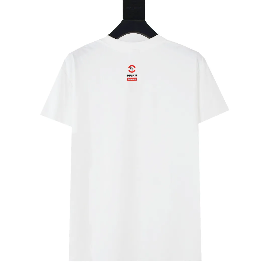 🅿️120 S168 top version Supreme 24ss DUCATI SS24 Ducati co-branded short-sleeved T-shirt. Refuse to look at pictures to make products. Refuse to compare with wrong versions. Use cylinder seamless technology (original technology. There are no stitched bones on the side of the clothes. Key points of identification) The fabrics are all custom-woven and dyed, 280g weight, 100% cotton, cylindrical fabric. Cylindrical fabric is a knitted fabric woven with a cylinder loom. The needles are distributed in a cylindrical shape on the fuselage. The gray fabric is a large cylinder, which needs to be opened and shaped before it can be used further. There are no slits on the side of the clothes, so there is no washing label on the side of ordinary short-sleeves. There is only one collar label behind the neck. The printing uses thermosetting ink printing imported from Belgium (different from conventional thermal transfer printing), also known as plastic ink, or self-adhesive ink. Its ingredients are: mainly composed of polyvinyl chloride (PVC) and phthalates. PVC and phthalates, solid color The thermoset ink is composed of a mixture of agents, stabilizers, and thickeners. It is not the digital direct printing advertised on the market. The printing texture of thermoset ink cannot be achieved by digital direct printing. The collar label has a watermark anti-counterfeiting effect, a real anti-counterfeiting layer, a version with a high probability of passing the inspection, and a high probability of passing the original packaging picture. Size：S-XL