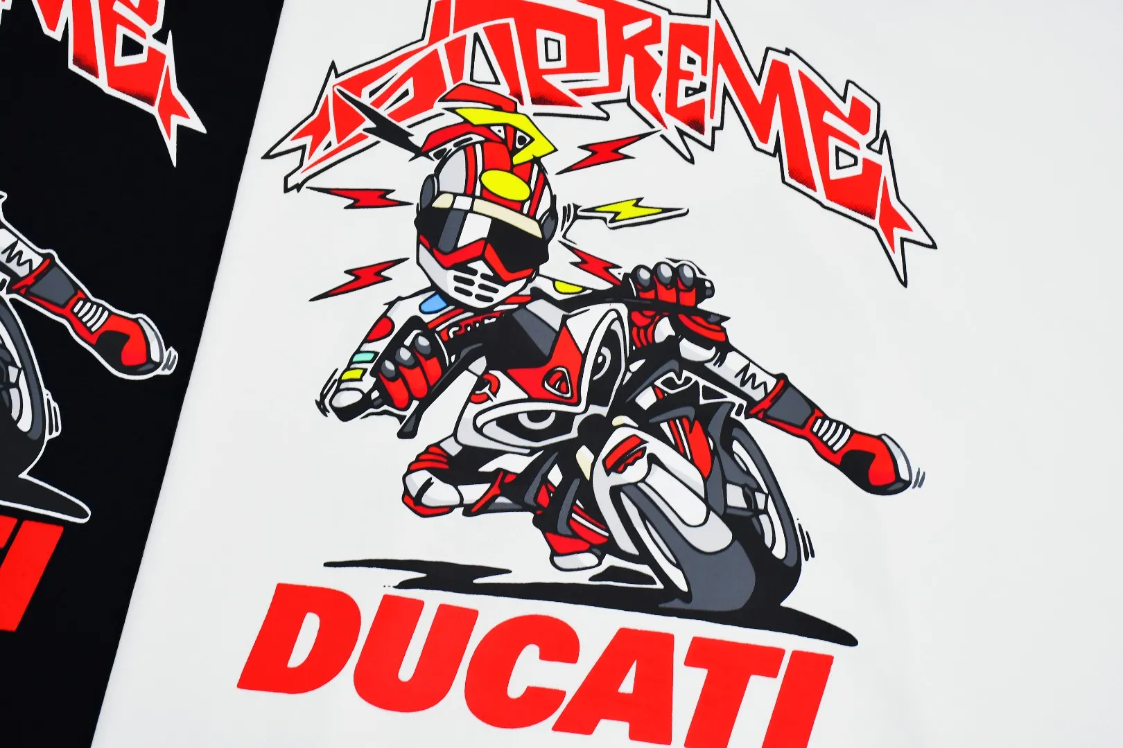 🅿️120 S168 top version Supreme 24ss DUCATI SS24 Ducati co-branded short-sleeved T-shirt. Refuse to look at pictures to make products. Refuse to compare with wrong versions. Use cylinder seamless technology (original technology. There are no stitched bones on the side of the clothes. Key points of identification) The fabrics are all custom-woven and dyed, 280g weight, 100% cotton, cylindrical fabric. Cylindrical fabric is a knitted fabric woven with a cylinder loom. The needles are distributed in a cylindrical shape on the fuselage. The gray fabric is a large cylinder, which needs to be opened and shaped before it can be used further. There are no slits on the side of the clothes, so there is no washing label on the side of ordinary short-sleeves. There is only one collar label behind the neck. The printing uses thermosetting ink printing imported from Belgium (different from conventional thermal transfer printing), also known as plastic ink, or self-adhesive ink. Its ingredients are: mainly composed of polyvinyl chloride (PVC) and phthalates. PVC and phthalates, solid color The thermoset ink is composed of a mixture of agents, stabilizers, and thickeners. It is not the digital direct printing advertised on the market. The printing texture of thermoset ink cannot be achieved by digital direct printing. The collar label has a watermark anti-counterfeiting effect, a real anti-counterfeiting layer, a version with a high probability of passing the inspection, and a high probability of passing the original packaging picture. Size：S-XL