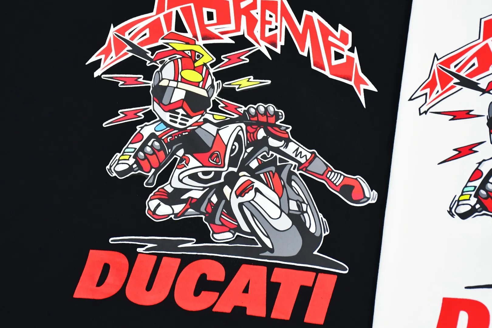 🅿️120 S168 top version Supreme 24ss DUCATI SS24 Ducati co-branded short-sleeved T-shirt. Refuse to look at pictures to make products. Refuse to compare with wrong versions. Use cylinder seamless technology (original technology. There are no stitched bones on the side of the clothes. Key points of identification) The fabrics are all custom-woven and dyed, 280g weight, 100% cotton, cylindrical fabric. Cylindrical fabric is a knitted fabric woven with a cylinder loom. The needles are distributed in a cylindrical shape on the fuselage. The gray fabric is a large cylinder, which needs to be opened and shaped before it can be used further. There are no slits on the side of the clothes, so there is no washing label on the side of ordinary short-sleeves. There is only one collar label behind the neck. The printing uses thermosetting ink printing imported from Belgium (different from conventional thermal transfer printing), also known as plastic ink, or self-adhesive ink. Its ingredients are: mainly composed of polyvinyl chloride (PVC) and phthalates. PVC and phthalates, solid color The thermoset ink is composed of a mixture of agents, stabilizers, and thickeners. It is not the digital direct printing advertised on the market. The printing texture of thermoset ink cannot be achieved by digital direct printing. The collar label has a watermark anti-counterfeiting effect, a real anti-counterfeiting layer, a version with a high probability of passing the inspection, and a high probability of passing the original packaging picture. Size：S-XL