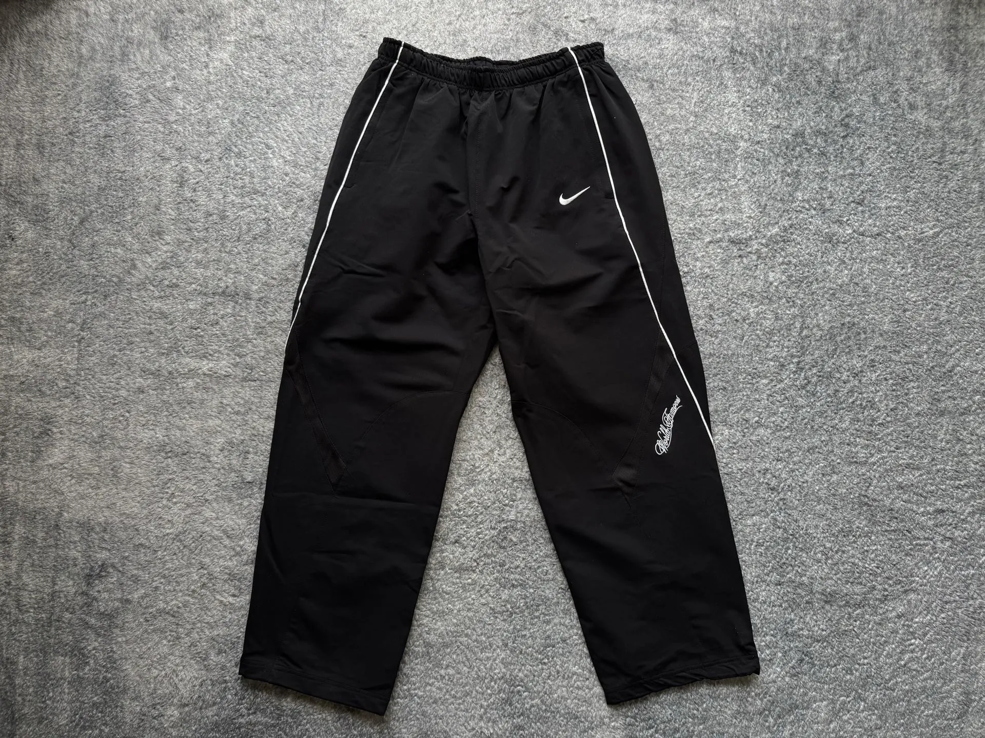 P430 Supreme x Nike joint model SS25 WEEK4 Track Jacket embroidered cuffs logo zipper closure jacket, same style for men and women, original 1:1 customization, customized accessories, all three standards Color: black purple Pants size: S-XL Pants length Waist Hips S 99 74 112 M 101 78 116 L 103 82 120 XL 105 86 124