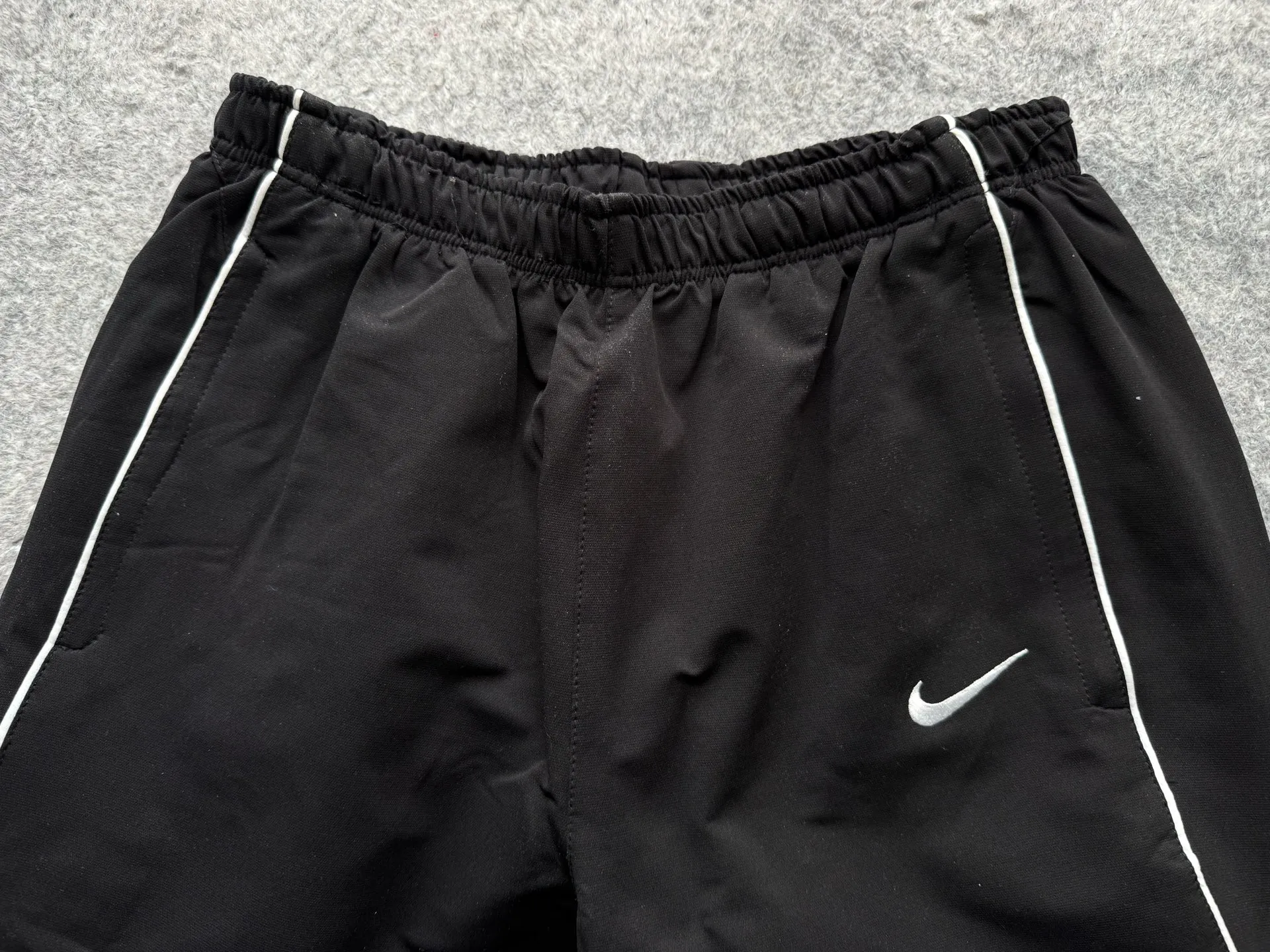 P430 Supreme x Nike joint model SS25 WEEK4 Track Jacket embroidered cuffs logo zipper closure jacket, same style for men and women, original 1:1 customization, customized accessories, all three standards Color: black purple Pants size: S-XL Pants length Waist Hips S 99 74 112 M 101 78 116 L 103 82 120 XL 105 86 124