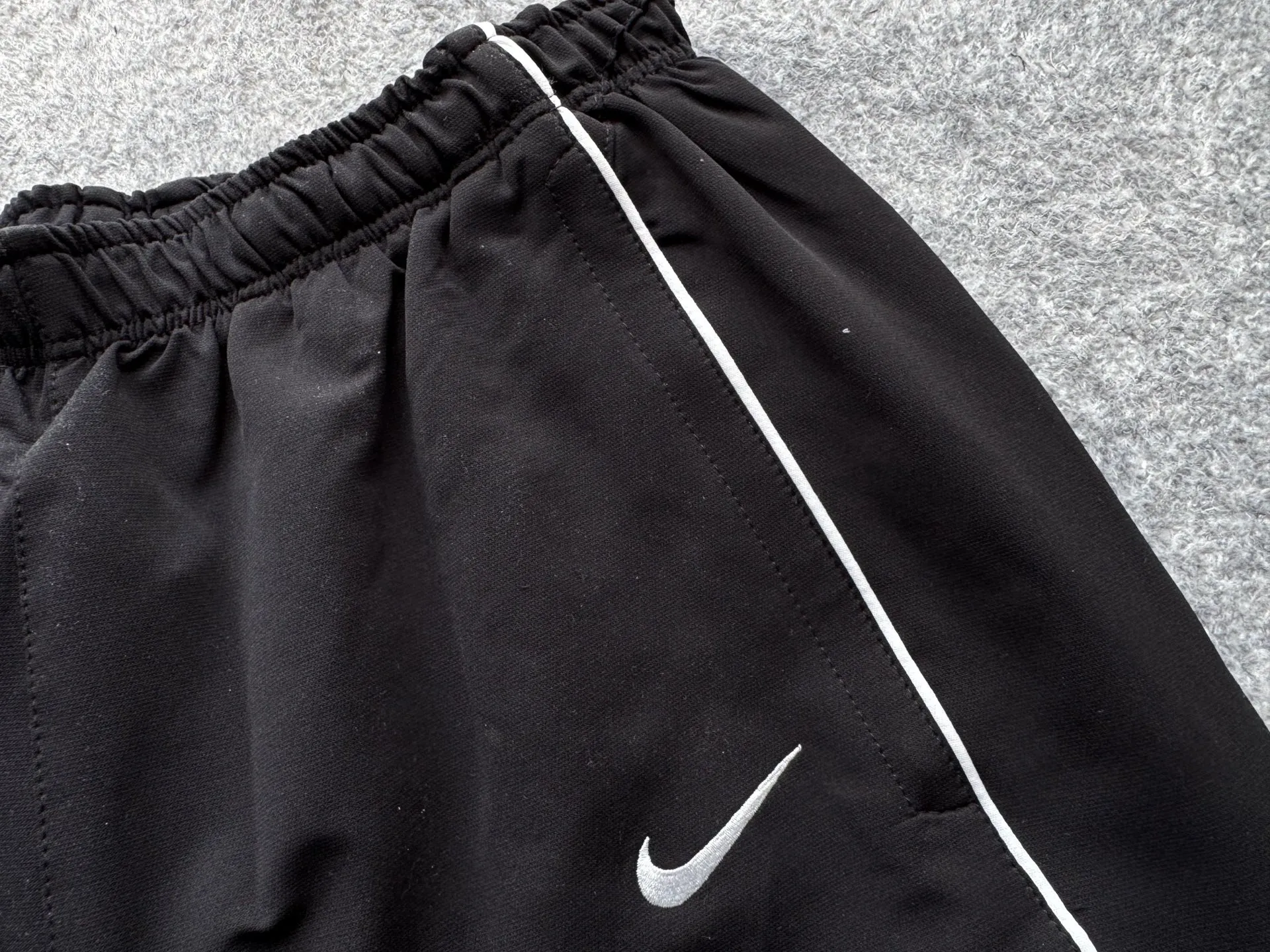 P430 Supreme x Nike joint model SS25 WEEK4 Track Jacket embroidered cuffs logo zipper closure jacket, same style for men and women, original 1:1 customization, customized accessories, all three standards Color: black purple Pants size: S-XL Pants length Waist Hips S 99 74 112 M 101 78 116 L 103 82 120 XL 105 86 124