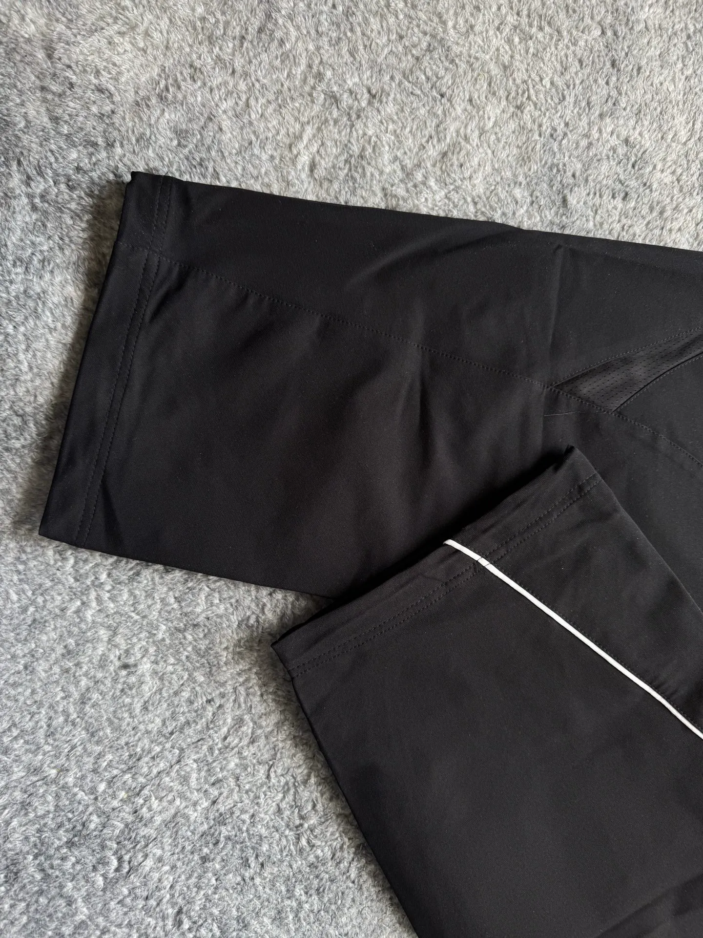 P430 Supreme x Nike joint model SS25 WEEK4 Track Jacket embroidered cuffs logo zipper closure jacket, same style for men and women, original 1:1 customization, customized accessories, all three standards Color: black purple Pants size: S-XL Pants length Waist Hips S 99 74 112 M 101 78 116 L 103 82 120 XL 105 86 124