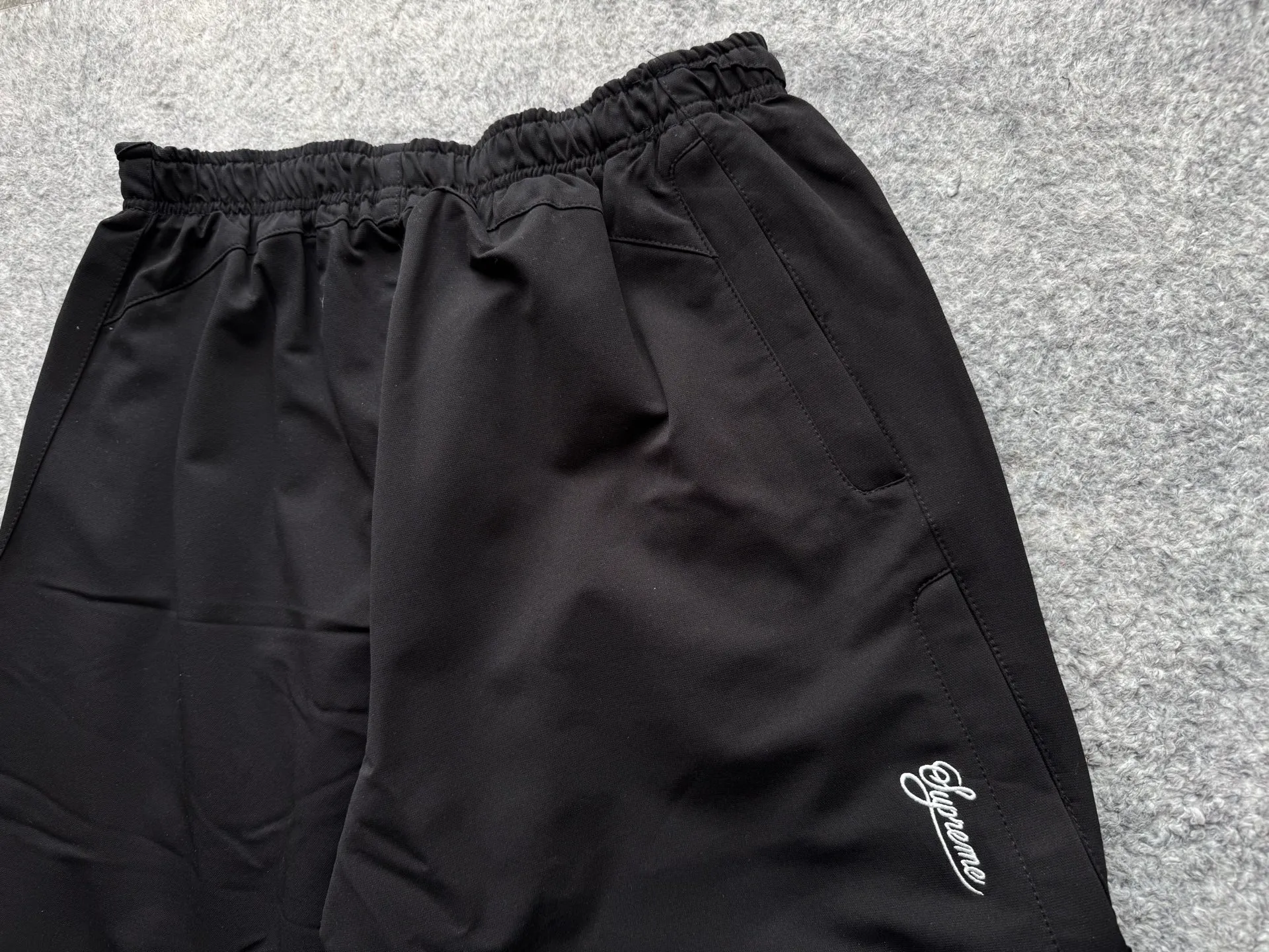 P430 Supreme x Nike joint model SS25 WEEK4 Track Jacket embroidered cuffs logo zipper closure jacket, same style for men and women, original 1:1 customization, customized accessories, all three standards Color: black purple Pants size: S-XL Pants length Waist Hips S 99 74 112 M 101 78 116 L 103 82 120 XL 105 86 124