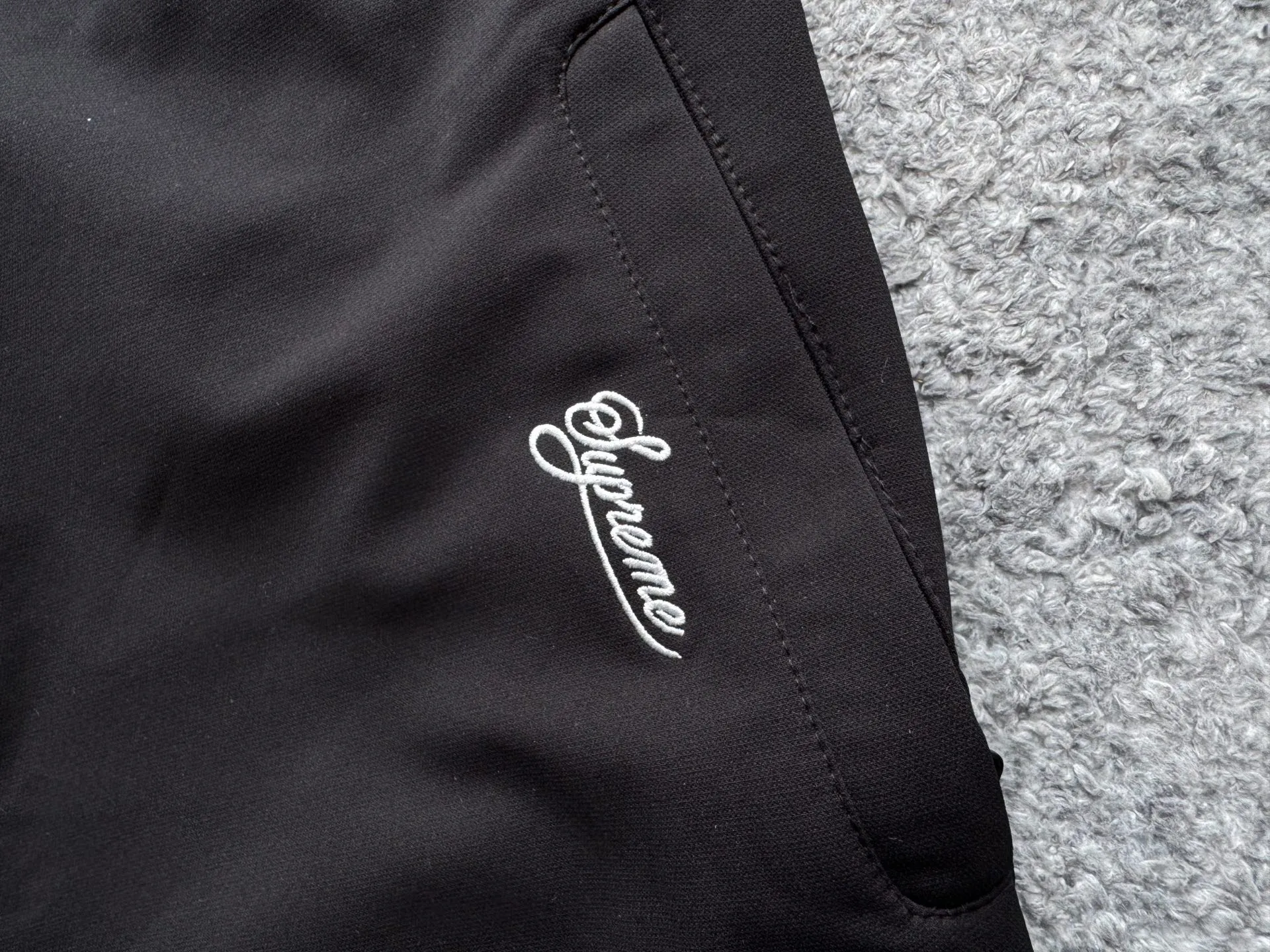 P430 Supreme x Nike joint model SS25 WEEK4 Track Jacket embroidered cuffs logo zipper closure jacket, same style for men and women, original 1:1 customization, customized accessories, all three standards Color: black purple Pants size: S-XL Pants length Waist Hips S 99 74 112 M 101 78 116 L 103 82 120 XL 105 86 124