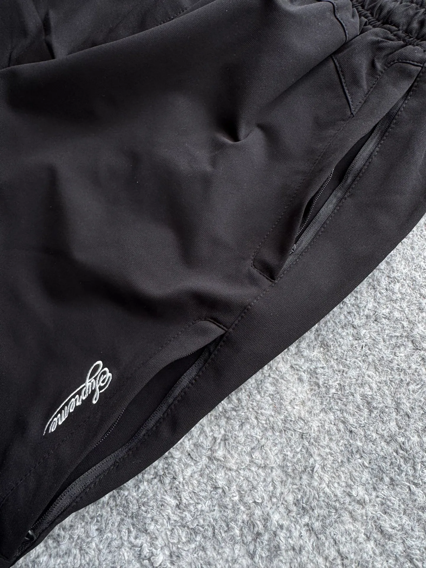 P430 Supreme x Nike joint model SS25 WEEK4 Track Jacket embroidered cuffs logo zipper closure jacket, same style for men and women, original 1:1 customization, customized accessories, all three standards Color: black purple Pants size: S-XL Pants length Waist Hips S 99 74 112 M 101 78 116 L 103 82 120 XL 105 86 124
