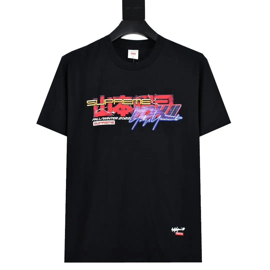 S252💰p140 Supreme 22FW Yohji Yamamoto Tekken Tee Yamamoto Yohji co-branded short-sleeved T-shirt. Refuse to look at pictures to make goods. Refuse to compare wrong versions. Use cylindrical seamless technology (original technology, there are no stitched bones on the side of the clothes, key points of identification) The fabrics are all custom-woven and dyed, 280g weight, 100% cotton, cylindrical fabric. Cylindrical fabric is a knitted fabric woven with a cylinder loom. The needles are distributed in a cylindrical shape on the fuselage. The gray fabric is a large cylinder, which needs to be opened and shaped before it can be used further. There are no slits on the side of the clothes, so there is no washing label on the side of ordinary short-sleeves. There is only one collar label behind the neck. The printing uses thermosetting ink printing imported from Belgium, also known as plastic ink, or self-adhesive ink. Its ingredients are: mainly composed of polyvinyl chloride (PVC) and phthalates, including PVC and phthalates, fixing agents, stabilizers The thermosetting ink is composed of a mixture of agents and thickeners, which is not the digital direct printing marketed on the market. The printing texture of thermosetting ink is unachievable by digital direct printing. The collar label has a watermark anti-counterfeiting effect, a real anti-counterfeiting layer, a version with a high probability of passing the inspection, and a high probability of passing the original packaging picture. Size：S-XL