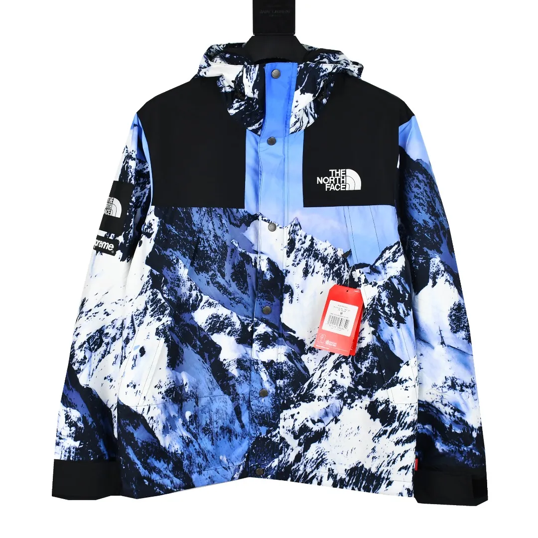 MX80💰p670 MAX/Top version Exclusive quality on the entire network ZP player designated version Supreme The North Face co-branded 17Fw MountainParka North Snow Mountain Jacket Original custom windproof and waterproof fabric (waterproof + anti-water repellent process Attention! Waterproof and anti-water repellent are two concepts. This fabric is compatible with both processes) Original TNF embroidery data Purchase YB embroidery script file (i.e., the operation script data of the embroidery machine) from a domestic TNF foundry at a high price Authentic effect (because the foundry has to avoid some risks and cannot be processed directly in the foundry) you can only find another embroidery machine of the same model (Behringer BEKS-Y924 embroidery machine) and operate it on the machine to achieve the exact same effect. There are 8 YKK zippers in total, and there are three different types of zippers/sliders among the eight, including placket, one No. 5 resin zipper, outer pockets and sleeves, four No. 3 resin zippers, three reverse-pull metal zippers inside, hidden zippers on both sides of pockets and sleeves. Professional grade waterproof coating fabric, whole body laminated professional waterproof coating, first-class waterproof effect, built-in thin velvet, excellent warmth and wind protection, and perfect breathability. Polyamide fiber component dispersed fuel printing red After the outer screen positioning and digital printing, the pieces were cut. More than 20 plates were opened, and the printing was cut and printed by size. Each size and part required workers to cut according to the pattern. It was time-consuming and labor-intensive, and the labor cost was extremely high. Four-color inks were imported from Belgium. Automatic recognition, a total of four sizes, the entire snow mountain of the dress is complete, all counter-sewing, meticulous, embroidered R letter with elephant legs, the embroidery is more full and delicate, the embroidery details are perfect, accessories, laser markings, etc. are all available Size: S-XXL (YB size)