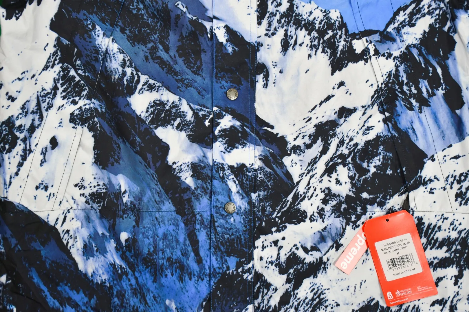 MX80💰p670 MAX/Top version Exclusive quality on the entire network ZP player designated version Supreme The North Face co-branded 17Fw MountainParka North Snow Mountain Jacket Original custom windproof and waterproof fabric (waterproof + anti-water repellent process Attention! Waterproof and anti-water repellent are two concepts. This fabric is compatible with both processes) Original TNF embroidery data Purchase YB embroidery script file (i.e., the operation script data of the embroidery machine) from a domestic TNF foundry at a high price Authentic effect (because the foundry has to avoid some risks and cannot be processed directly in the foundry) you can only find another embroidery machine of the same model (Behringer BEKS-Y924 embroidery machine) and operate it on the machine to achieve the exact same effect. There are 8 YKK zippers in total, and there are three different types of zippers/sliders among the eight, including placket, one No. 5 resin zipper, outer pockets and sleeves, four No. 3 resin zippers, three reverse-pull metal zippers inside, hidden zippers on both sides of pockets and sleeves. Professional grade waterproof coating fabric, whole body laminated professional waterproof coating, first-class waterproof effect, built-in thin velvet, excellent warmth and wind protection, and perfect breathability. Polyamide fiber component dispersed fuel printing red After the outer screen positioning and digital printing, the pieces were cut. More than 20 plates were opened, and the printing was cut and printed by size. Each size and part required workers to cut according to the pattern. It was time-consuming and labor-intensive, and the labor cost was extremely high. Four-color inks were imported from Belgium. Automatic recognition, a total of four sizes, the entire snow mountain of the dress is complete, all counter-sewing, meticulous, embroidered R letter with elephant legs, the embroidery is more full and delicate, the embroidery details are perfect, accessories, laser markings, etc. are all available Size: S-XXL (YB size)