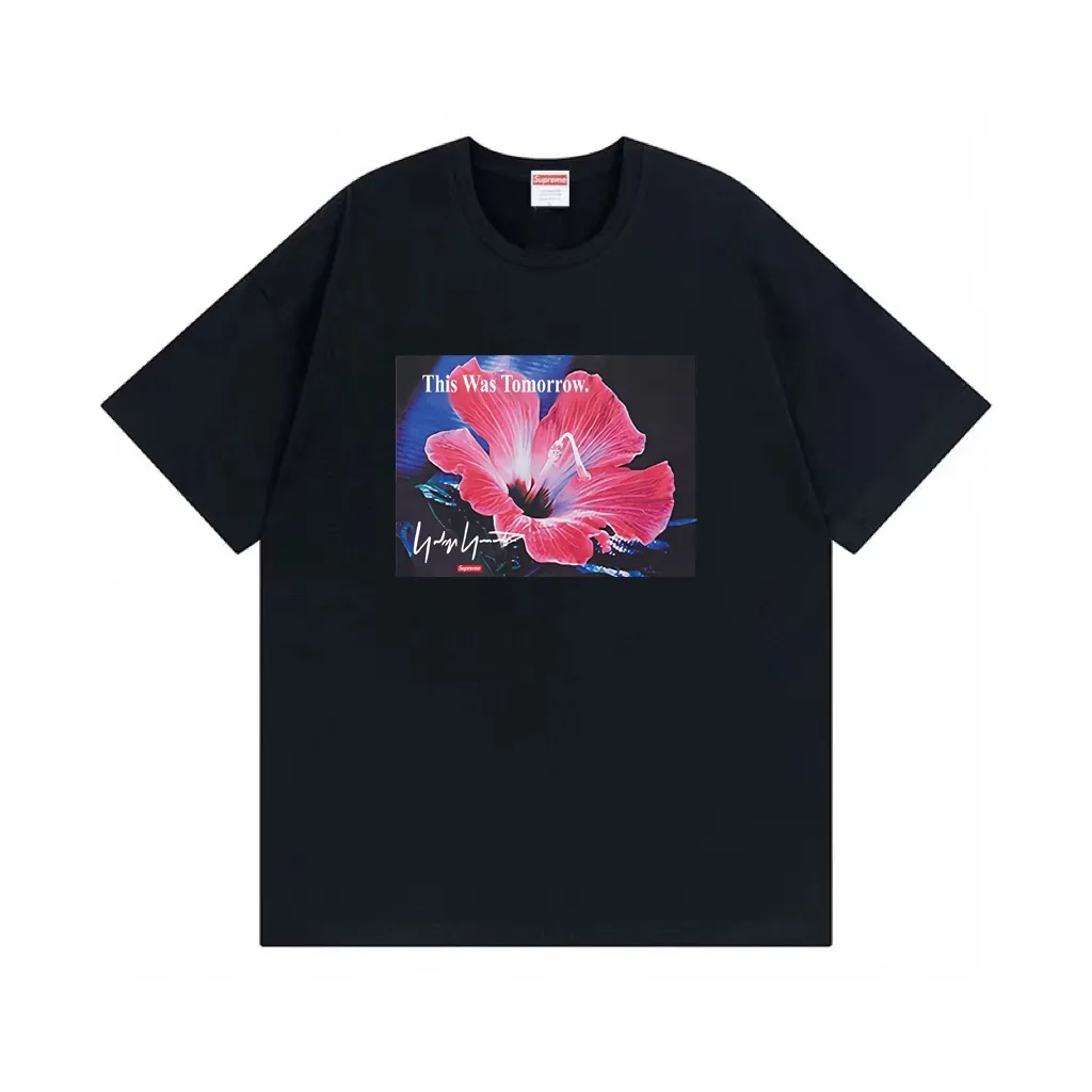 #S121 p110💰 Supreme Yohji Yamamoto's co-branded floral print, loose fit, made of 260g combed cotton double yarn, all three standards from fabrics to accessories, ZP, imported Matsui company's slurry printing will never crack, the whole piece adopts three-needle five-thread technology (neckline-shoulder seam-sleeve seam double line, looks more three-dimensional and textured) consistent with the original version, classic version Feel free to compare zp. The whole piece adopts three-needle five-thread craftsmanship. The neckline-shoulder seam-sleeve seam is double-threaded, which looks more three-dimensional and textured.) It has the same craftsmanship as the original original, classic version. Color: Black White Size: S M L XL XXL
