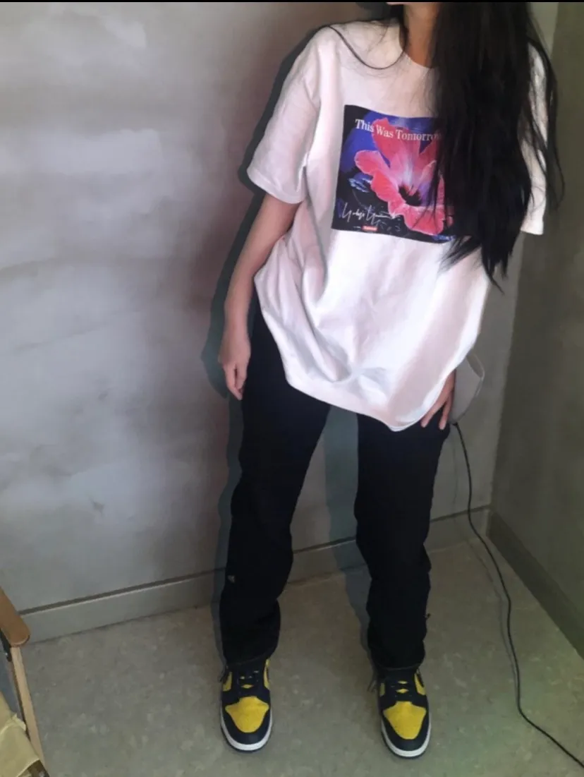 #S121 p110💰 Supreme Yohji Yamamoto's co-branded floral print, loose fit, made of 260g combed cotton double yarn, all three standards from fabrics to accessories, ZP, imported Matsui company's slurry printing will never crack, the whole piece adopts three-needle five-thread technology (neckline-shoulder seam-sleeve seam double line, looks more three-dimensional and textured) consistent with the original version, classic version Feel free to compare zp. The whole piece adopts three-needle five-thread craftsmanship. The neckline-shoulder seam-sleeve seam is double-threaded, which looks more three-dimensional and textured.) It has the same craftsmanship as the original original, classic version. Color: Black White Size: S M L XL XXL