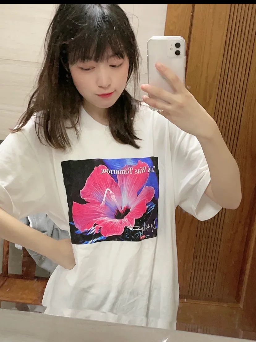 #S121 p110💰 Supreme Yohji Yamamoto's co-branded floral print, loose fit, made of 260g combed cotton double yarn, all three standards from fabrics to accessories, ZP, imported Matsui company's slurry printing will never crack, the whole piece adopts three-needle five-thread technology (neckline-shoulder seam-sleeve seam double line, looks more three-dimensional and textured) consistent with the original version, classic version Feel free to compare zp. The whole piece adopts three-needle five-thread craftsmanship. The neckline-shoulder seam-sleeve seam is double-threaded, which looks more three-dimensional and textured.) It has the same craftsmanship as the original original, classic version. Color: Black White Size: S M L XL XXL