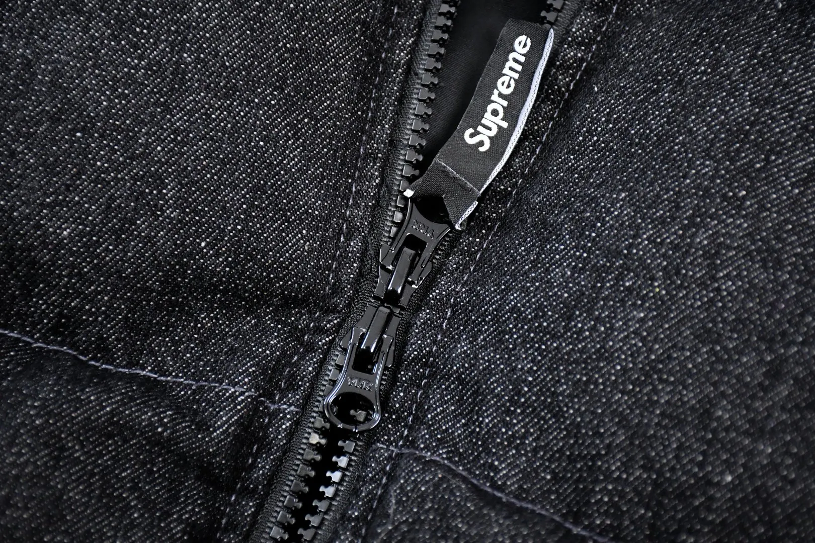 S704💰p566 The top version of Supreme Denim PUFFER VEST Nike co-branded denim vest. The original version has the same denim fabric texture and is windproof. The upper body is full of texture. The hardware accessories are No. 5 + No. 3 YKK zippers, which are consistent with the original version. Color: black blue Size: S~XL