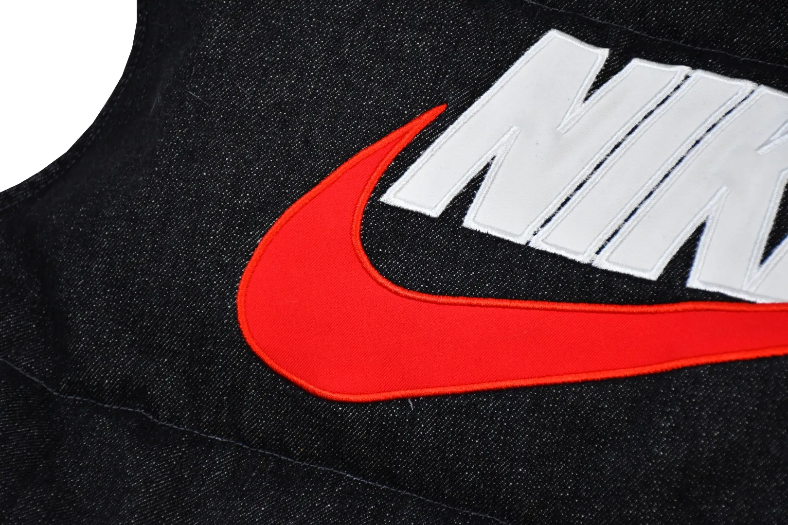 S704💰p566 The top version of Supreme Denim PUFFER VEST Nike co-branded denim vest. The original version has the same denim fabric texture and is windproof. The upper body is full of texture. The hardware accessories are No. 5 + No. 3 YKK zippers, which are consistent with the original version. Color: black blue Size: S~XL