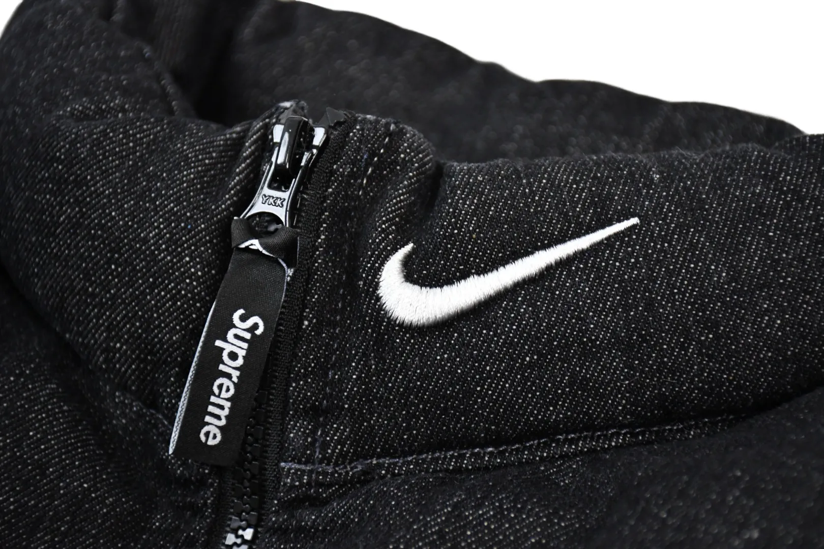 S704💰p566 The top version of Supreme Denim PUFFER VEST Nike co-branded denim vest. The original version has the same denim fabric texture and is windproof. The upper body is full of texture. The hardware accessories are No. 5 + No. 3 YKK zippers, which are consistent with the original version. Color: black blue Size: S~XL