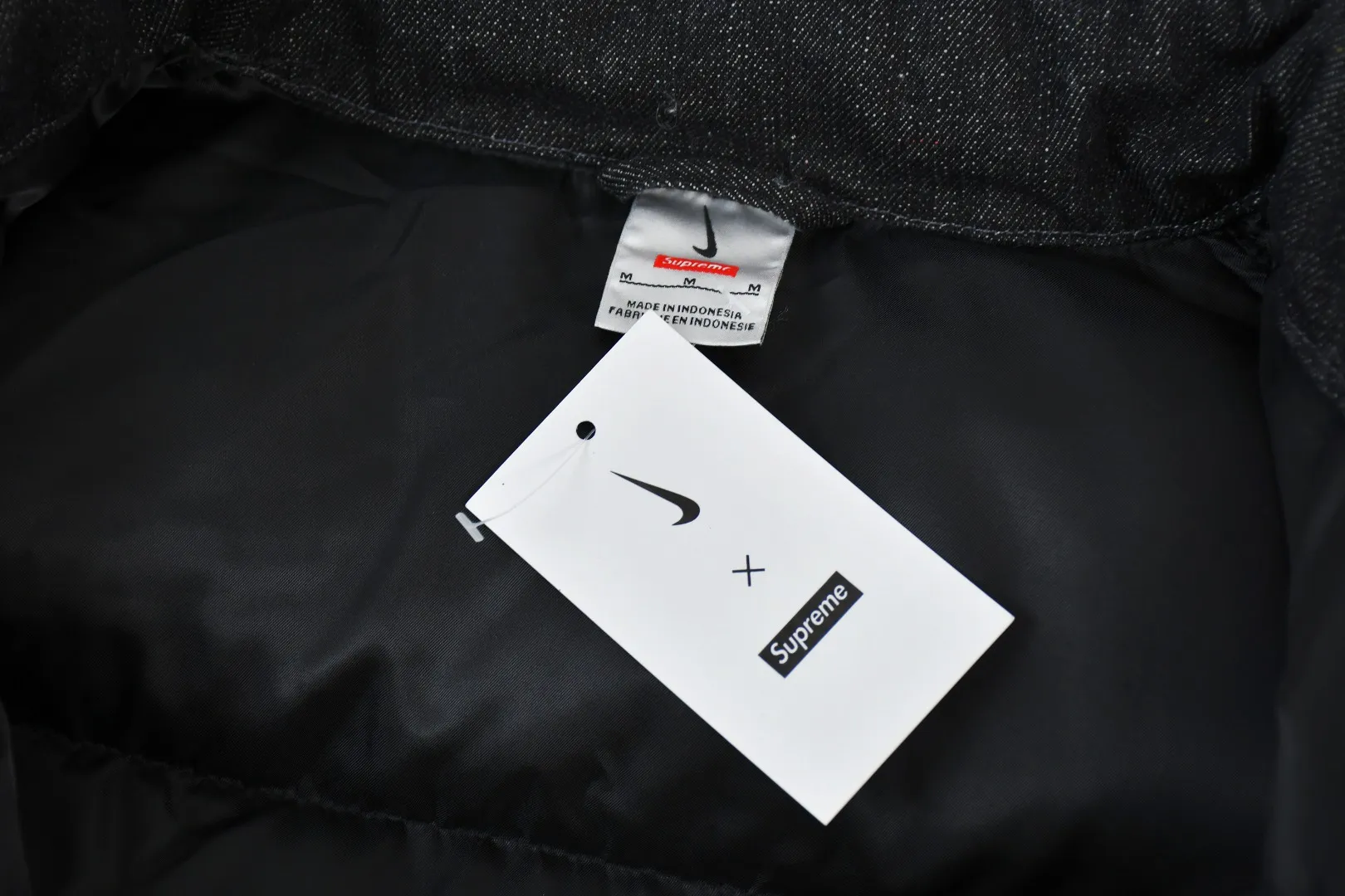 S704💰p566 The top version of Supreme Denim PUFFER VEST Nike co-branded denim vest. The original version has the same denim fabric texture and is windproof. The upper body is full of texture. The hardware accessories are No. 5 + No. 3 YKK zippers, which are consistent with the original version. Color: black blue Size: S~XL