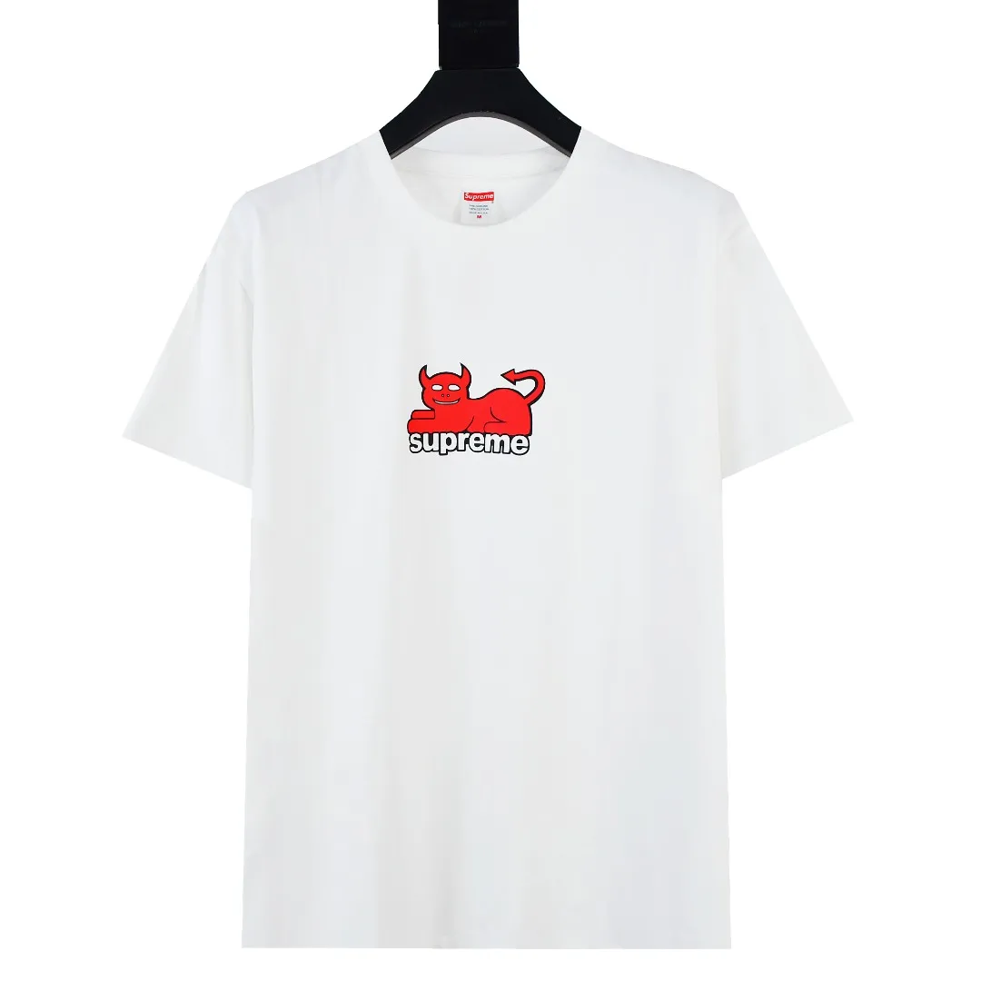 🅿️120 S151 top version Supreme 24ss TOY MACHINE DEVIL CAT short-sleeved T-shirt. Refuse to look at pictures to make products. Refuse to compare wrong versions. Use cylindrical seamless technology (original technology. There are no stitched bones on the side of the clothes. Key points of identification) The fabrics are all custom-woven and dyed, 280g weight, 100% cotton, cylindrical fabric. Cylindrical fabric is a knitted fabric woven with a cylinder loom. The needles are distributed in a cylindrical shape on the fuselage. The gray fabric is a large cylinder, which needs to be opened and shaped before it can be used further. There are no slits on the side of the clothes, so there is no washing label on the side of ordinary short-sleeves. There is only one collar label behind the neck. The printing uses thermosetting ink printing imported from Belgium (different from conventional thermal transfer printing), also known as plastic ink, or self-adhesive ink. Its ingredients are: mainly composed of polyvinyl chloride (PVC) and phthalates. PVC and phthalates, solid color The thermoset ink is composed of a mixture of agents, stabilizers, and thickeners. It is not the digital direct printing advertised on the market. The printing texture of thermoset ink cannot be achieved by digital direct printing. The collar label has a watermark anti-counterfeiting effect, a real anti-counterfeiting layer, a version with a high probability of passing the inspection, and a high probability of passing the original packaging picture. Size：S-XL