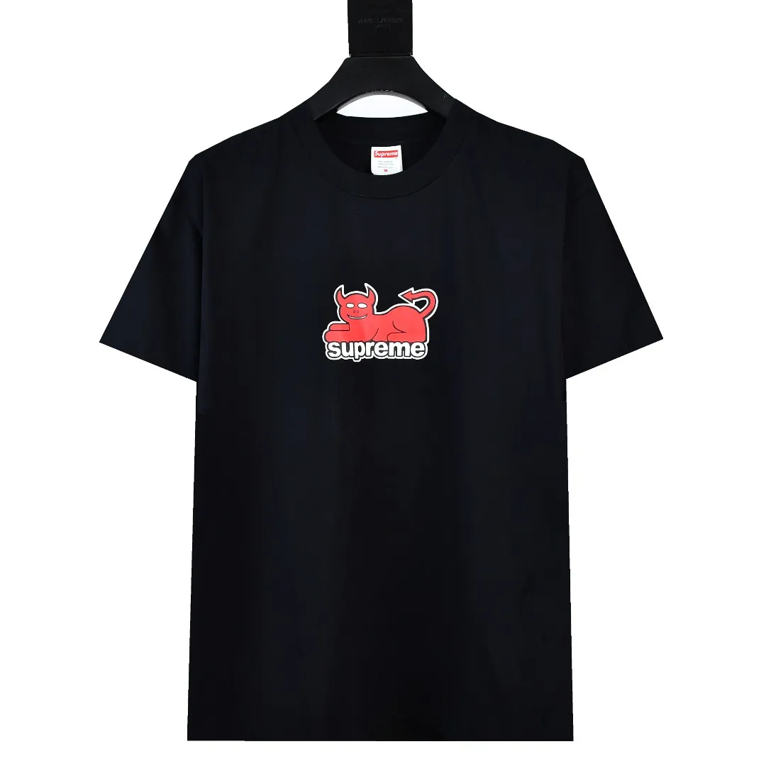 🅿️120 S151 top version Supreme 24ss TOY MACHINE DEVIL CAT short-sleeved T-shirt. Refuse to look at pictures to make products. Refuse to compare wrong versions. Use cylindrical seamless technology (original technology. There are no stitched bones on the side of the clothes. Key points of identification) The fabrics are all custom-woven and dyed, 280g weight, 100% cotton, cylindrical fabric. Cylindrical fabric is a knitted fabric woven with a cylinder loom. The needles are distributed in a cylindrical shape on the fuselage. The gray fabric is a large cylinder, which needs to be opened and shaped before it can be used further. There are no slits on the side of the clothes, so there is no washing label on the side of ordinary short-sleeves. There is only one collar label behind the neck. The printing uses thermosetting ink printing imported from Belgium (different from conventional thermal transfer printing), also known as plastic ink, or self-adhesive ink. Its ingredients are: mainly composed of polyvinyl chloride (PVC) and phthalates. PVC and phthalates, solid color The thermoset ink is composed of a mixture of agents, stabilizers, and thickeners. It is not the digital direct printing advertised on the market. The printing texture of thermoset ink cannot be achieved by digital direct printing. The collar label has a watermark anti-counterfeiting effect, a real anti-counterfeiting layer, a version with a high probability of passing the inspection, and a high probability of passing the original packaging picture. Size：S-XL