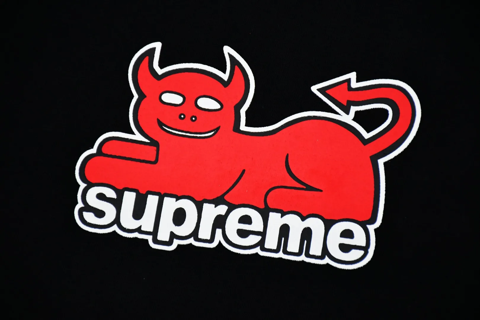 🅿️120 S151 top version Supreme 24ss TOY MACHINE DEVIL CAT short-sleeved T-shirt. Refuse to look at pictures to make products. Refuse to compare wrong versions. Use cylindrical seamless technology (original technology. There are no stitched bones on the side of the clothes. Key points of identification) The fabrics are all custom-woven and dyed, 280g weight, 100% cotton, cylindrical fabric. Cylindrical fabric is a knitted fabric woven with a cylinder loom. The needles are distributed in a cylindrical shape on the fuselage. The gray fabric is a large cylinder, which needs to be opened and shaped before it can be used further. There are no slits on the side of the clothes, so there is no washing label on the side of ordinary short-sleeves. There is only one collar label behind the neck. The printing uses thermosetting ink printing imported from Belgium (different from conventional thermal transfer printing), also known as plastic ink, or self-adhesive ink. Its ingredients are: mainly composed of polyvinyl chloride (PVC) and phthalates. PVC and phthalates, solid color The thermoset ink is composed of a mixture of agents, stabilizers, and thickeners. It is not the digital direct printing advertised on the market. The printing texture of thermoset ink cannot be achieved by digital direct printing. The collar label has a watermark anti-counterfeiting effect, a real anti-counterfeiting layer, a version with a high probability of passing the inspection, and a high probability of passing the original packaging picture. Size：S-XL