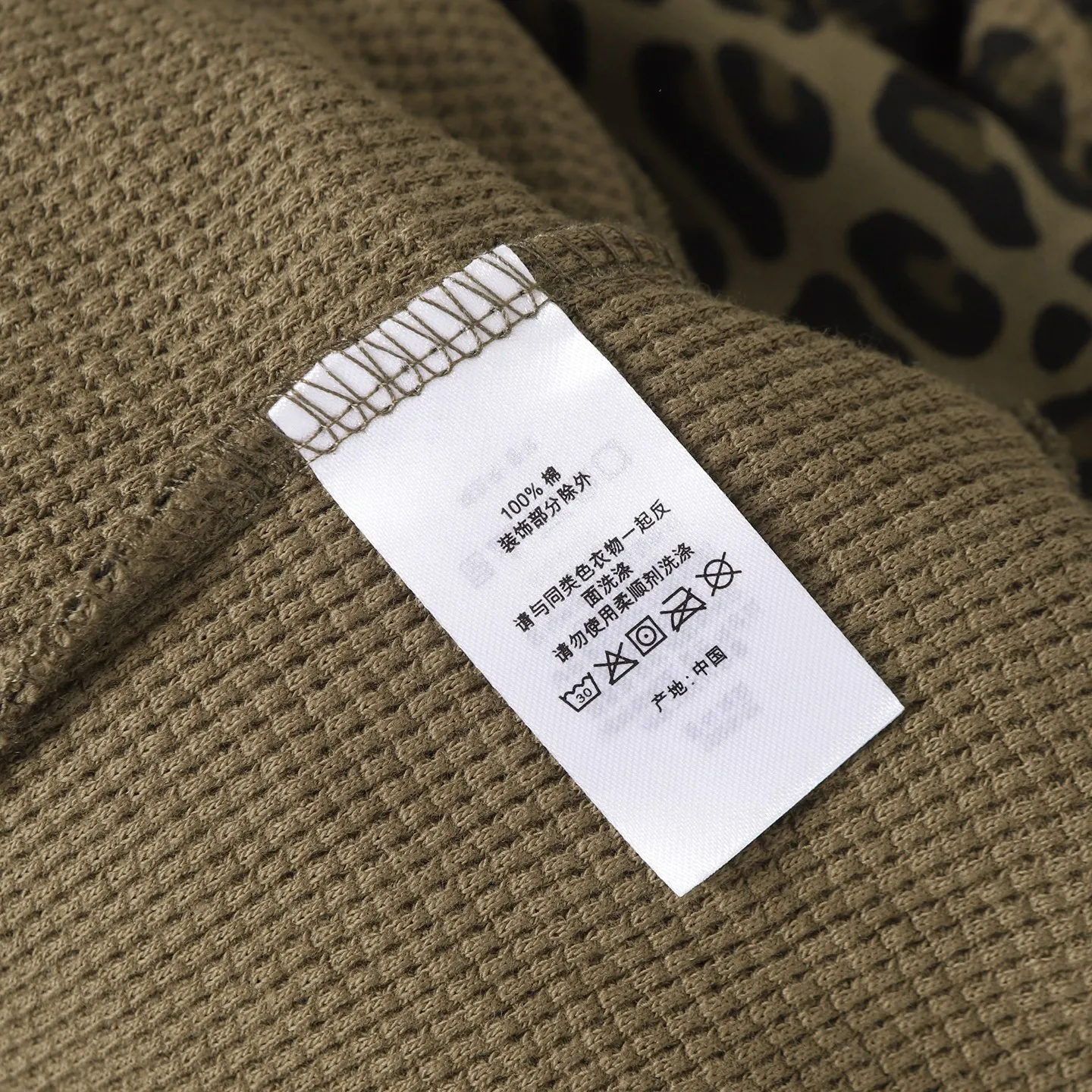 P470 [Original quality] Supreme SS25 WEEK16 Hooded Zip Up Thermal Leopard waffle hooded jacket Pocket logo pattern American trendy sweatshirt Same style for men and women Top quality product High-quality pure cotton with washed process Good texture Different from cheap ones on the market Polyester-cotton material (loose upper body, no version) Color: leopard print Size: S/M/L/XL