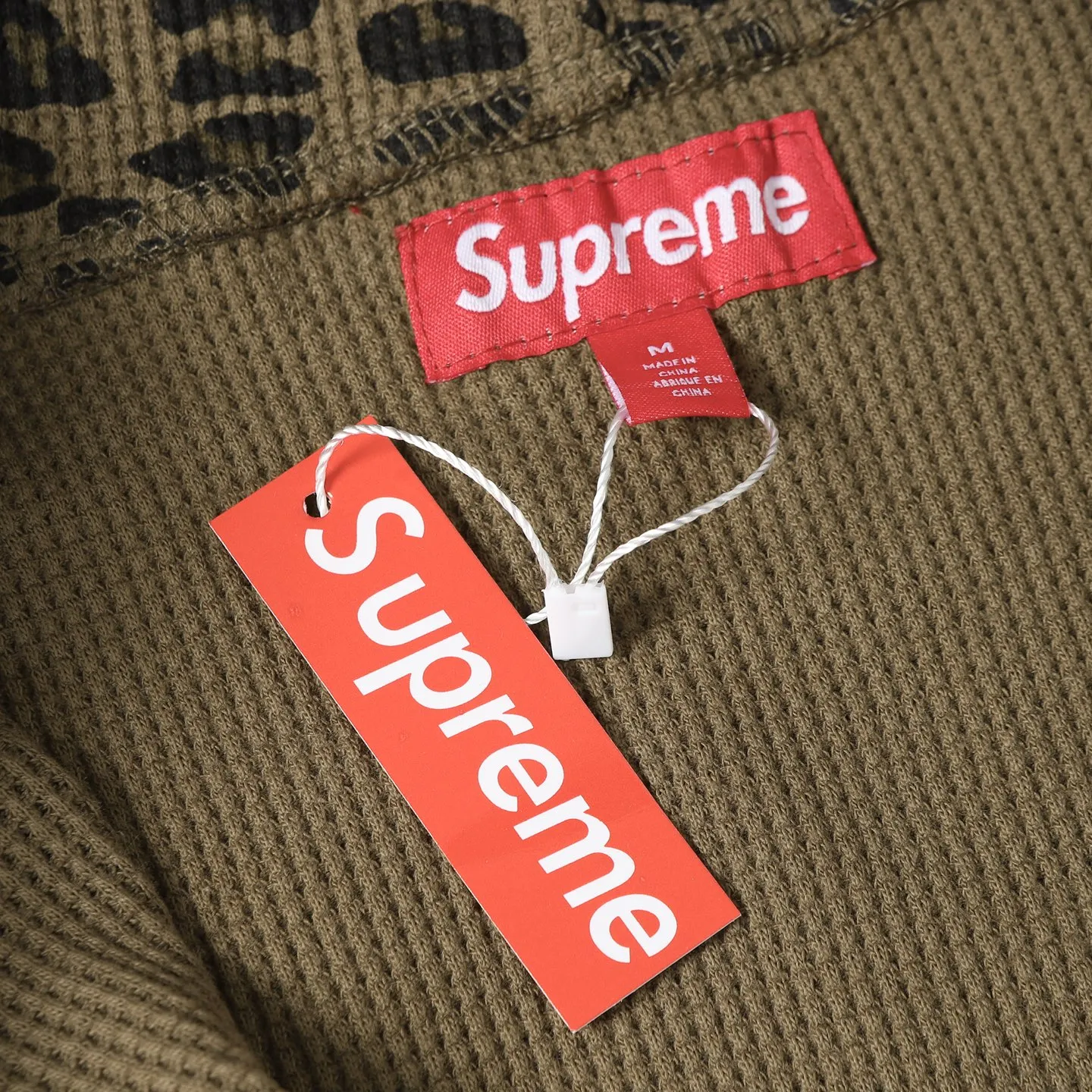P470 [Original quality] Supreme SS25 WEEK16 Hooded Zip Up Thermal Leopard waffle hooded jacket Pocket logo pattern American trendy sweatshirt Same style for men and women Top quality product High-quality pure cotton with washed process Good texture Different from cheap ones on the market Polyester-cotton material (loose upper body, no version) Color: leopard print Size: S/M/L/XL