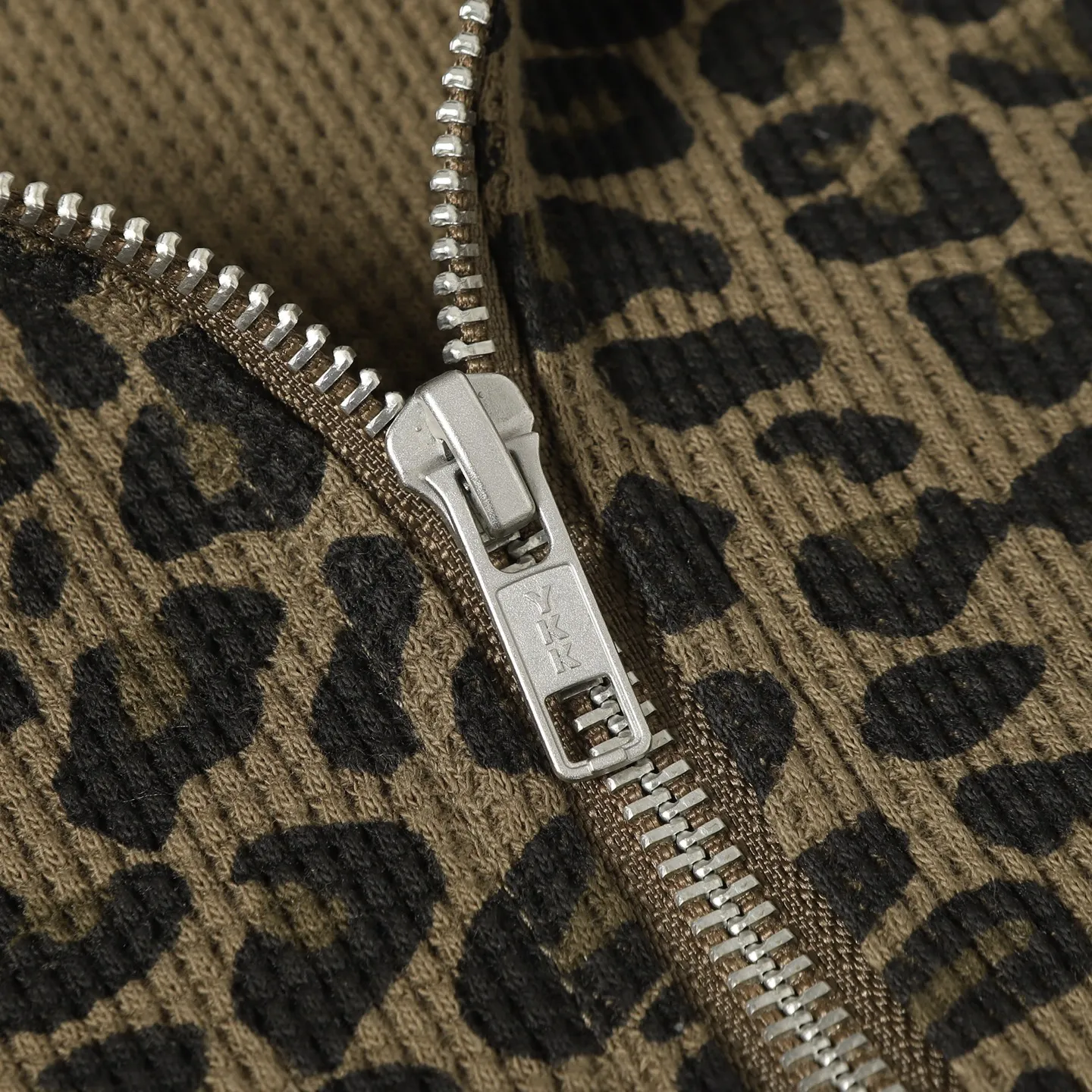 P470 [Original quality] Supreme SS25 WEEK16 Hooded Zip Up Thermal Leopard waffle hooded jacket Pocket logo pattern American trendy sweatshirt Same style for men and women Top quality product High-quality pure cotton with washed process Good texture Different from cheap ones on the market Polyester-cotton material (loose upper body, no version) Color: leopard print Size: S/M/L/XL