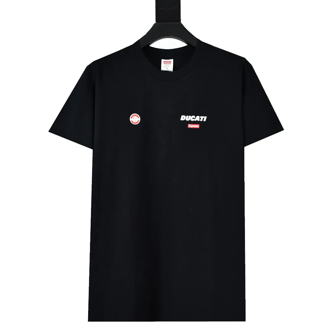 S374💰p150 Top version Supreme 24ss DUCATI SS24 Ducati co-branded short-sleeved T-shirt. Refuse to look at pictures to make products. Refuse to compare with wrong versions. Use cylinder seamless technology (original technology, there are no stitched bones on the side of the clothes. Key points of identification) The fabrics are all custom-woven and dyed, 280g weight, 100% cotton, cylindrical fabric. Cylindrical fabric is a knitted fabric woven with a cylinder loom. The needles are distributed in a cylindrical shape on the fuselage. The gray fabric is a large cylinder, which needs to be opened and shaped before it can be used further. There are no slits on the side of the clothes, so there is no washing label on the side of ordinary short-sleeves. There is only one collar label behind the neck. The printing uses thermosetting ink printing imported from Belgium (different from conventional heat transfer printing), also known as plastic ink, or self-adhesive ink. Its ingredients are: mainly composed of polyvinyl chloride (PVC) and phthalates. PVC and phthalates, solid color The thermosetting ink is composed of a mixture of agents, stabilizers, and thickeners. It is not the digital direct printing marketed on the market. The printing texture of thermosetting ink cannot be achieved by digital direct printing. The collar label has a watermark anti-counterfeiting effect, a real anti-counterfeiting layer, a version with a high probability of passing the inspection, and the original packaging picture has a high probability of passing the test. Size：S-XL