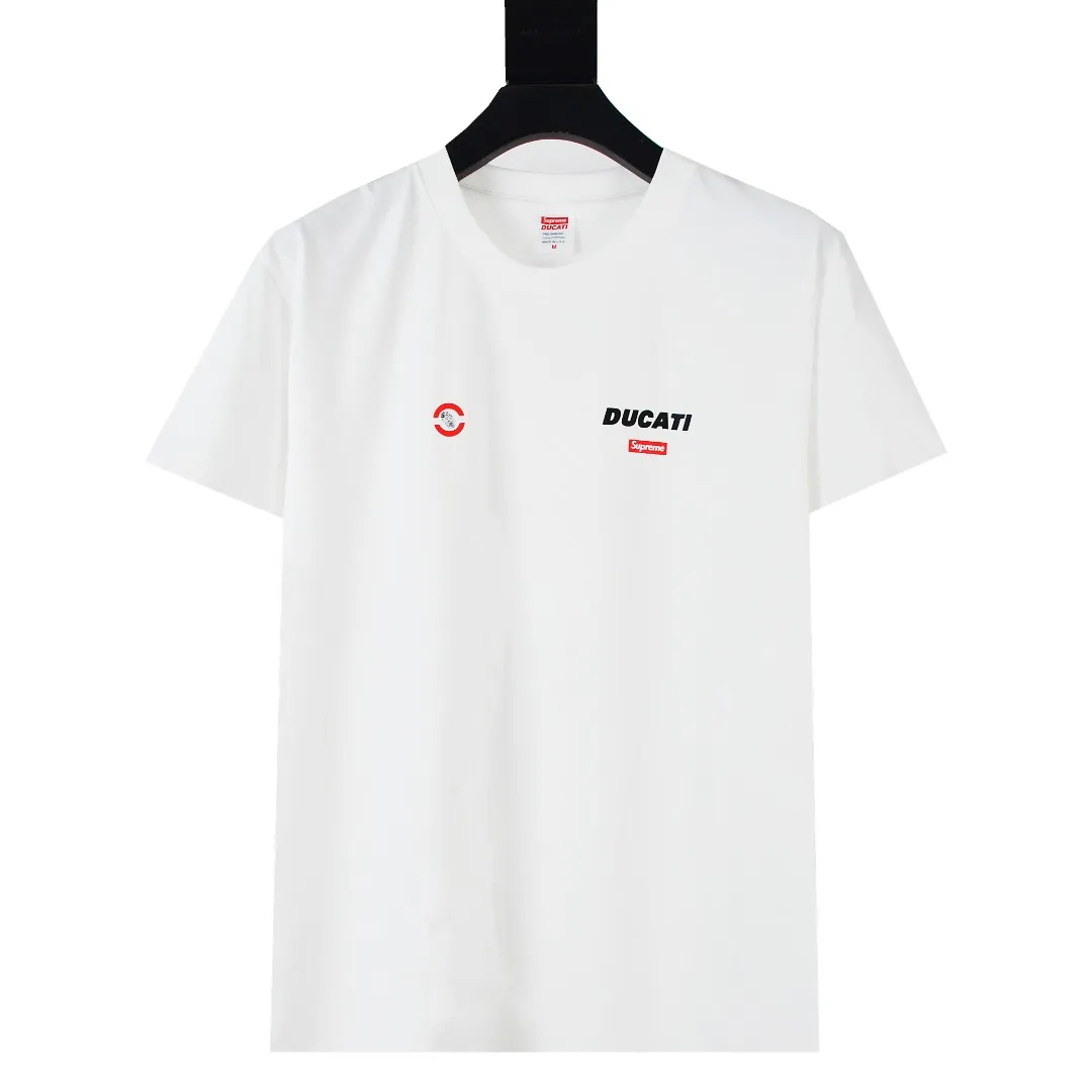 S374💰p150 Top version Supreme 24ss DUCATI SS24 Ducati co-branded short-sleeved T-shirt. Refuse to look at pictures to make products. Refuse to compare with wrong versions. Use cylinder seamless technology (original technology, there are no stitched bones on the side of the clothes. Key points of identification) The fabrics are all custom-woven and dyed, 280g weight, 100% cotton, cylindrical fabric. Cylindrical fabric is a knitted fabric woven with a cylinder loom. The needles are distributed in a cylindrical shape on the fuselage. The gray fabric is a large cylinder, which needs to be opened and shaped before it can be used further. There are no slits on the side of the clothes, so there is no washing label on the side of ordinary short-sleeves. There is only one collar label behind the neck. The printing uses thermosetting ink printing imported from Belgium (different from conventional heat transfer printing), also known as plastic ink, or self-adhesive ink. Its ingredients are: mainly composed of polyvinyl chloride (PVC) and phthalates. PVC and phthalates, solid color The thermosetting ink is composed of a mixture of agents, stabilizers, and thickeners. It is not the digital direct printing marketed on the market. The printing texture of thermosetting ink cannot be achieved by digital direct printing. The collar label has a watermark anti-counterfeiting effect, a real anti-counterfeiting layer, a version with a high probability of passing the inspection, and the original packaging picture has a high probability of passing the test. Size：S-XL