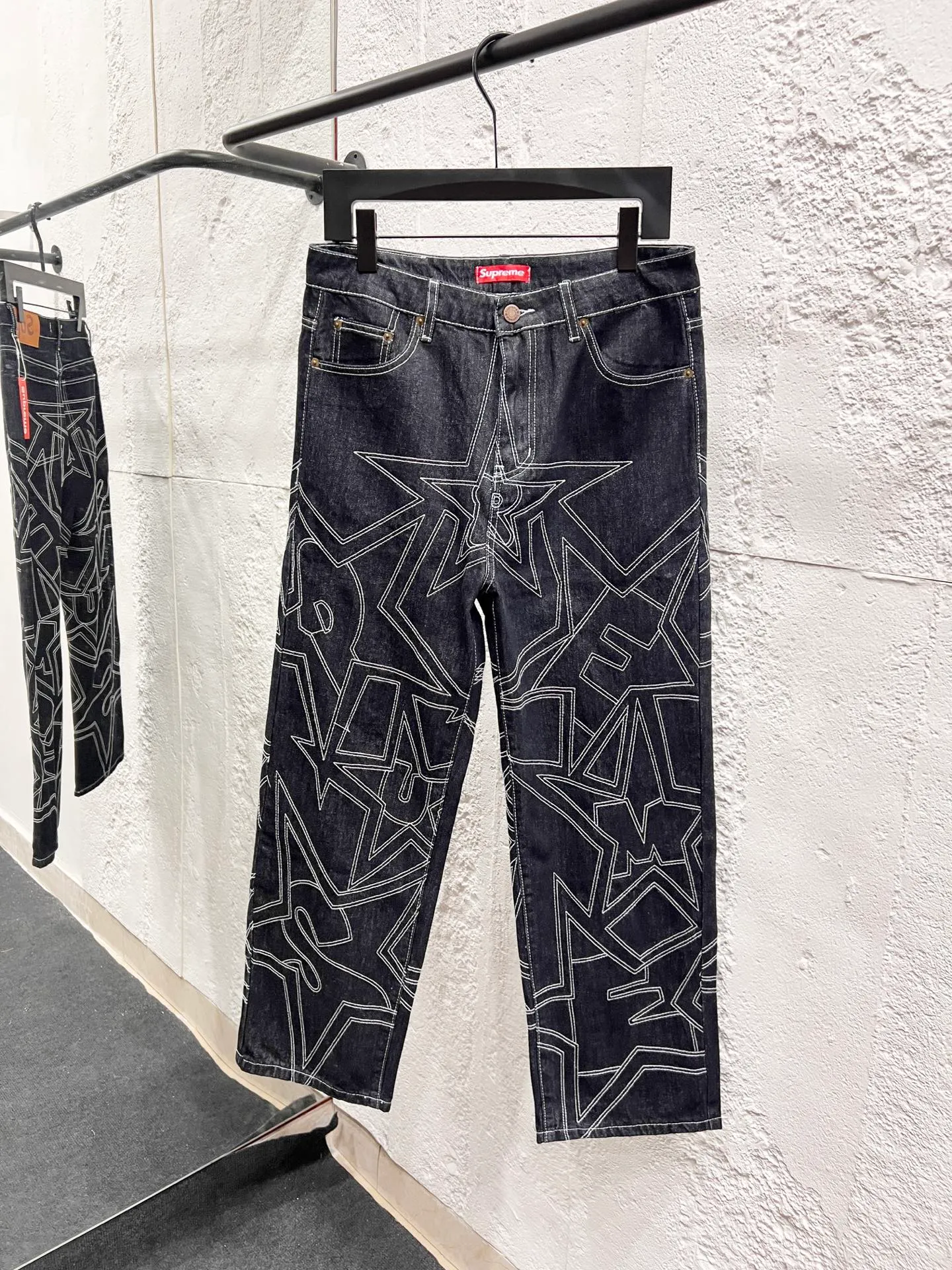 🅿️280 Style No.: H941 Supreme SS25 star topstitched casual loose denim jeans, same style for men and women, top ceiling quality, styles with different wash textures, very friendly to people with thin legs and thick legs, straight and slim fit, very flattering leg shape, timeless moderate length, easy to match with, basic styling for various styles, a must-have in the wardrobe! The fabric is stiff but also makes the upper body soft without losing texture. The washing process is even more perfect. It is a must-have item for everyone! ! ! Washed wheat, hang tag, pants label, three labels complete Color: black Size: 30, 32, 34, 36