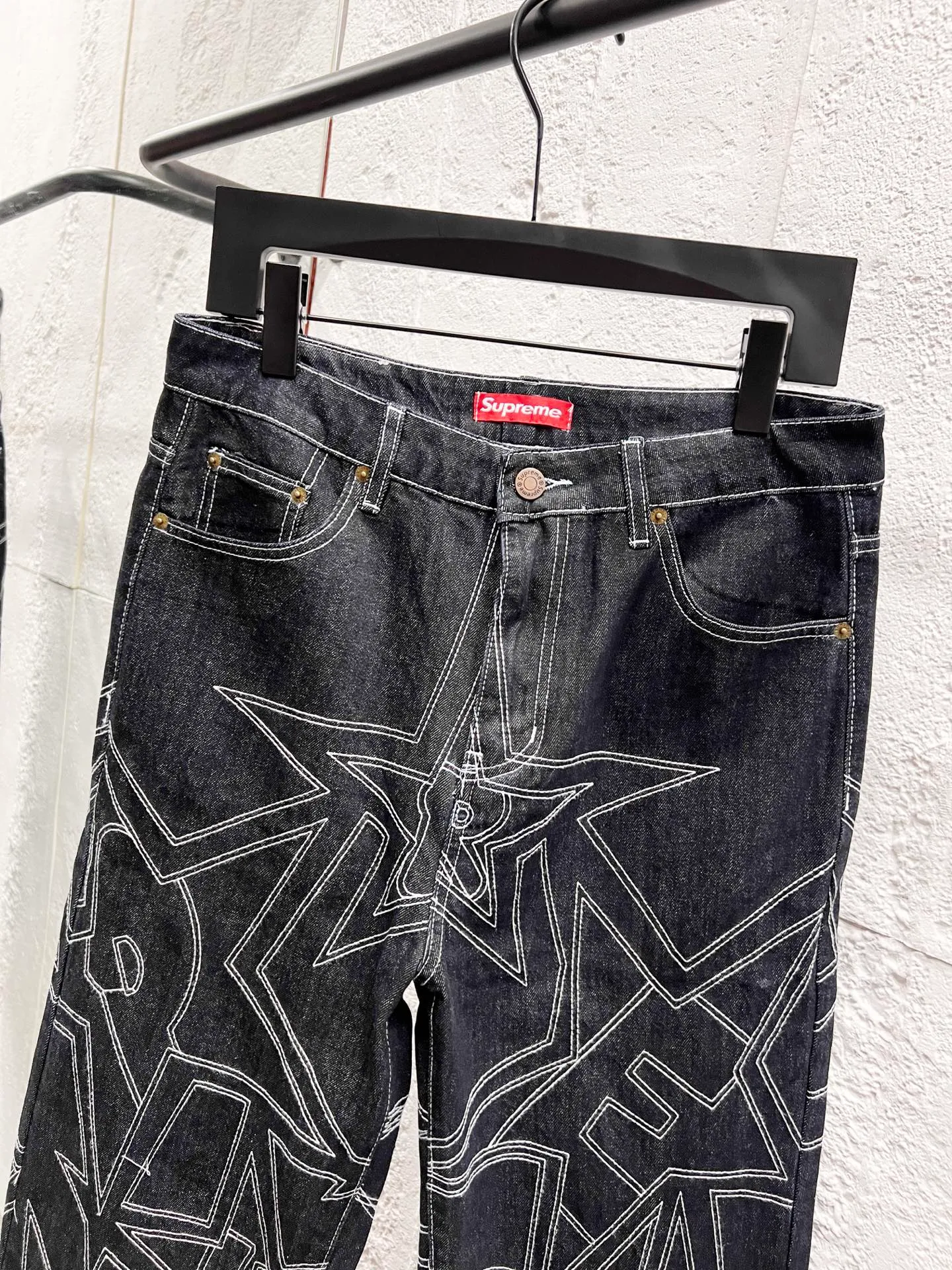🅿️280 Style No.: H941 Supreme SS25 star topstitched casual loose denim jeans, same style for men and women, top ceiling quality, styles with different wash textures, very friendly to people with thin legs and thick legs, straight and slim fit, very flattering leg shape, timeless moderate length, easy to match with, basic styling for various styles, a must-have in the wardrobe! The fabric is stiff but also makes the upper body soft without losing texture. The washing process is even more perfect. It is a must-have item for everyone! ! ! Washed wheat, hang tag, pants label, three labels complete Color: black Size: 30, 32, 34, 36