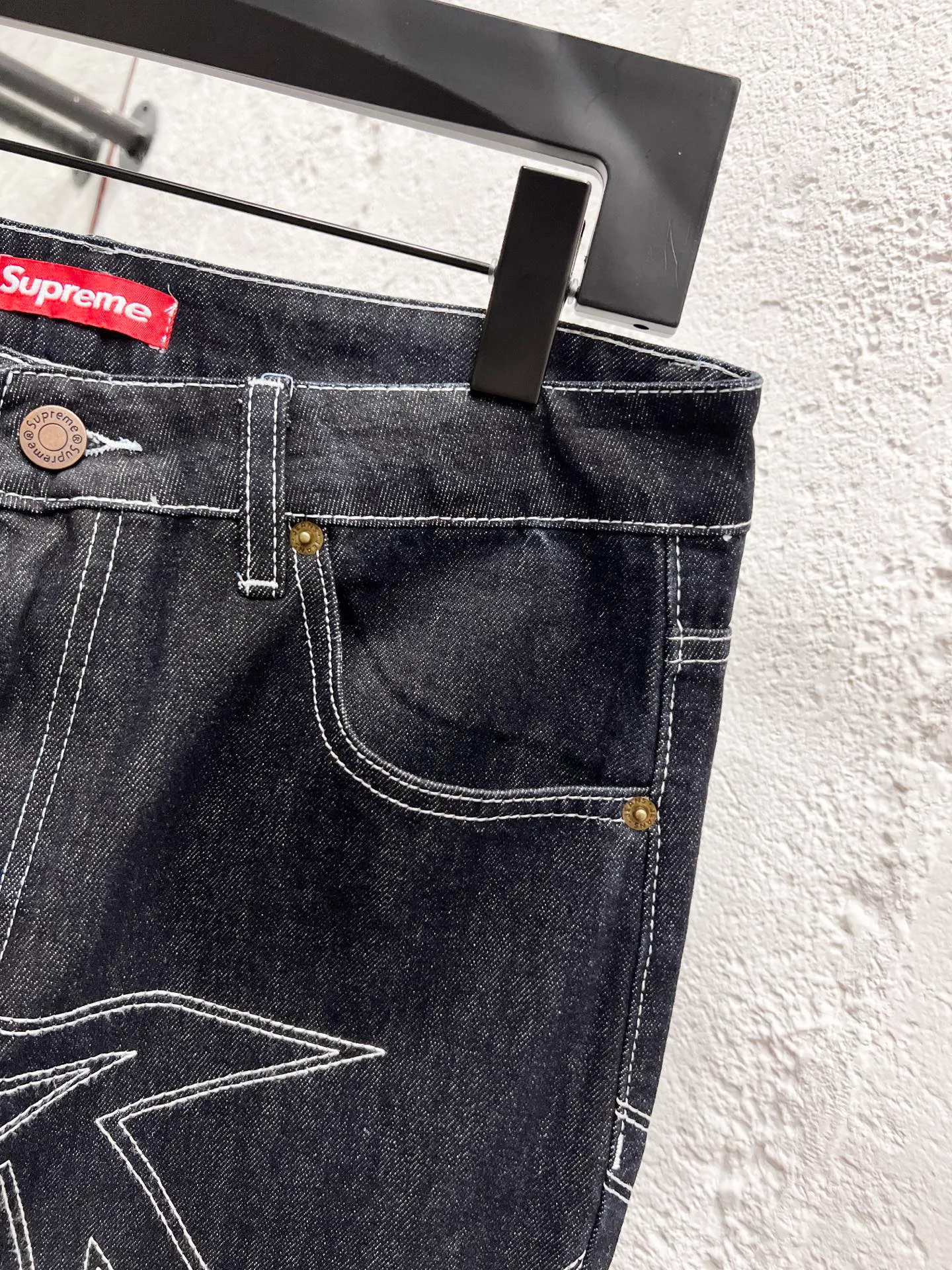 🅿️280 Style No.: H941 Supreme SS25 star topstitched casual loose denim jeans, same style for men and women, top ceiling quality, styles with different wash textures, very friendly to people with thin legs and thick legs, straight and slim fit, very flattering leg shape, timeless moderate length, easy to match with, basic styling for various styles, a must-have in the wardrobe! The fabric is stiff but also makes the upper body soft without losing texture. The washing process is even more perfect. It is a must-have item for everyone! ! ! Washed wheat, hang tag, pants label, three labels complete Color: black Size: 30, 32, 34, 36